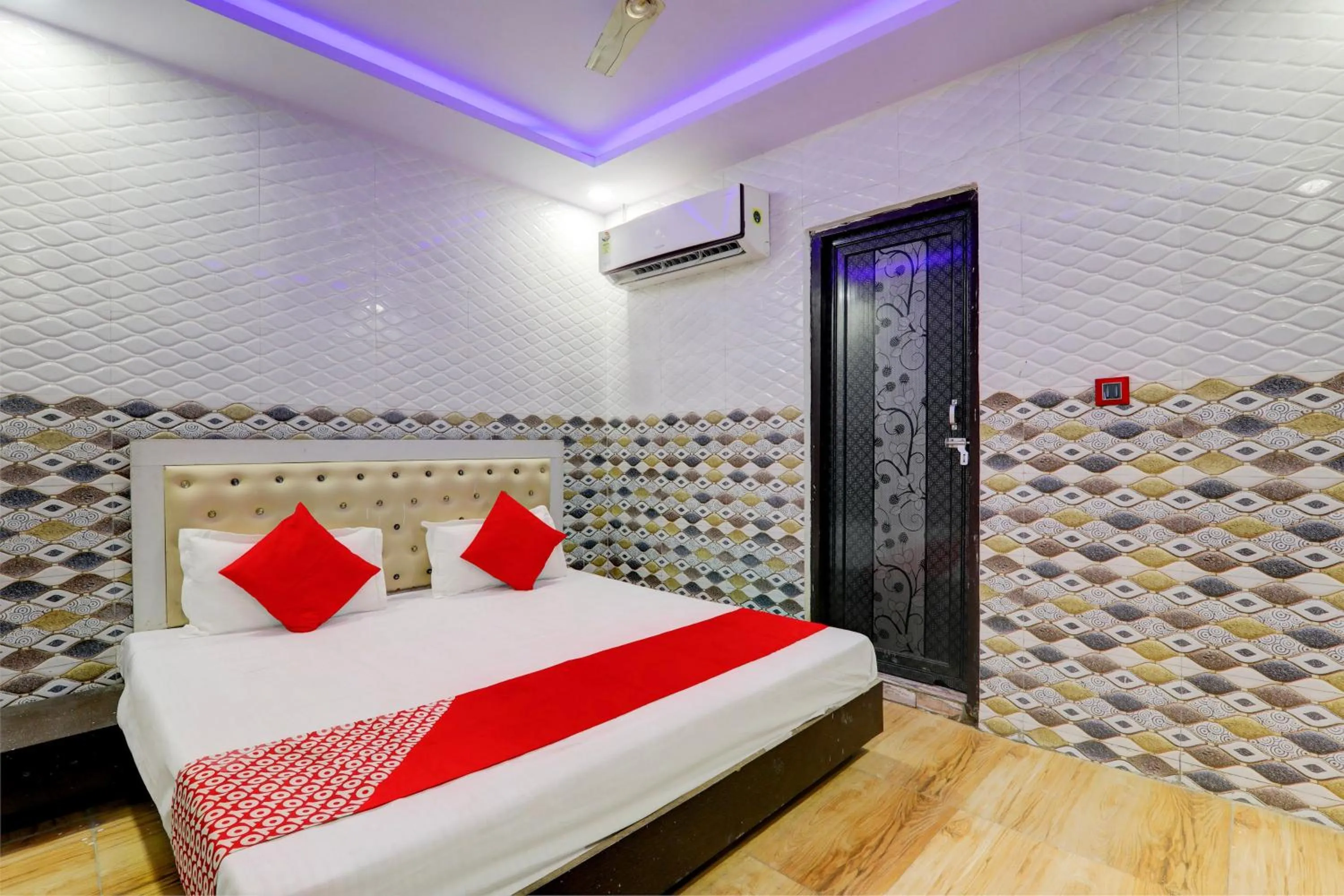 Lobby or reception, Bed in Hotel O by OYO Diamond Palace