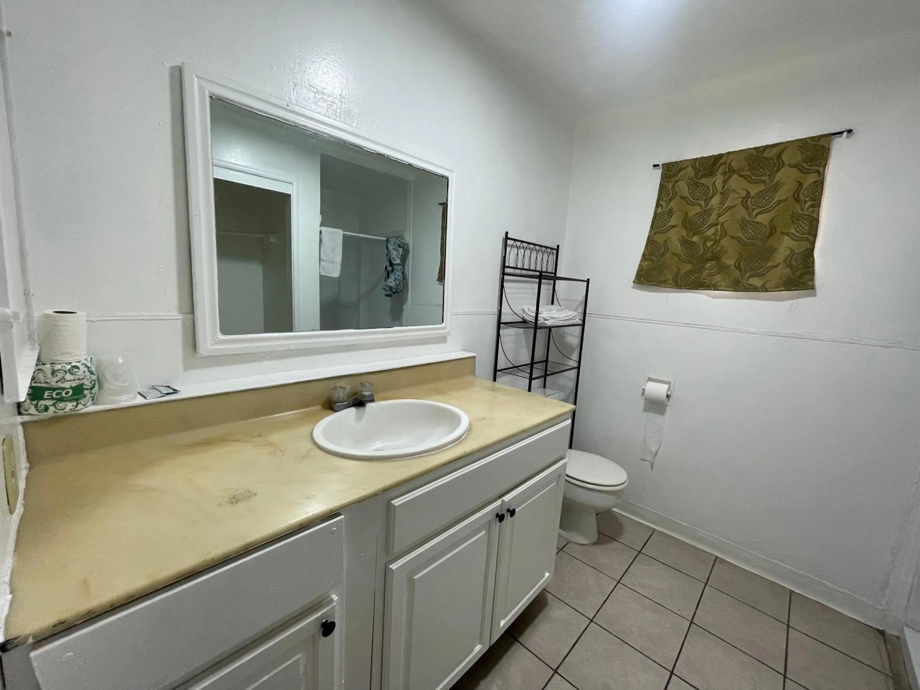 Bathroom in Oak Motel Modesto CA