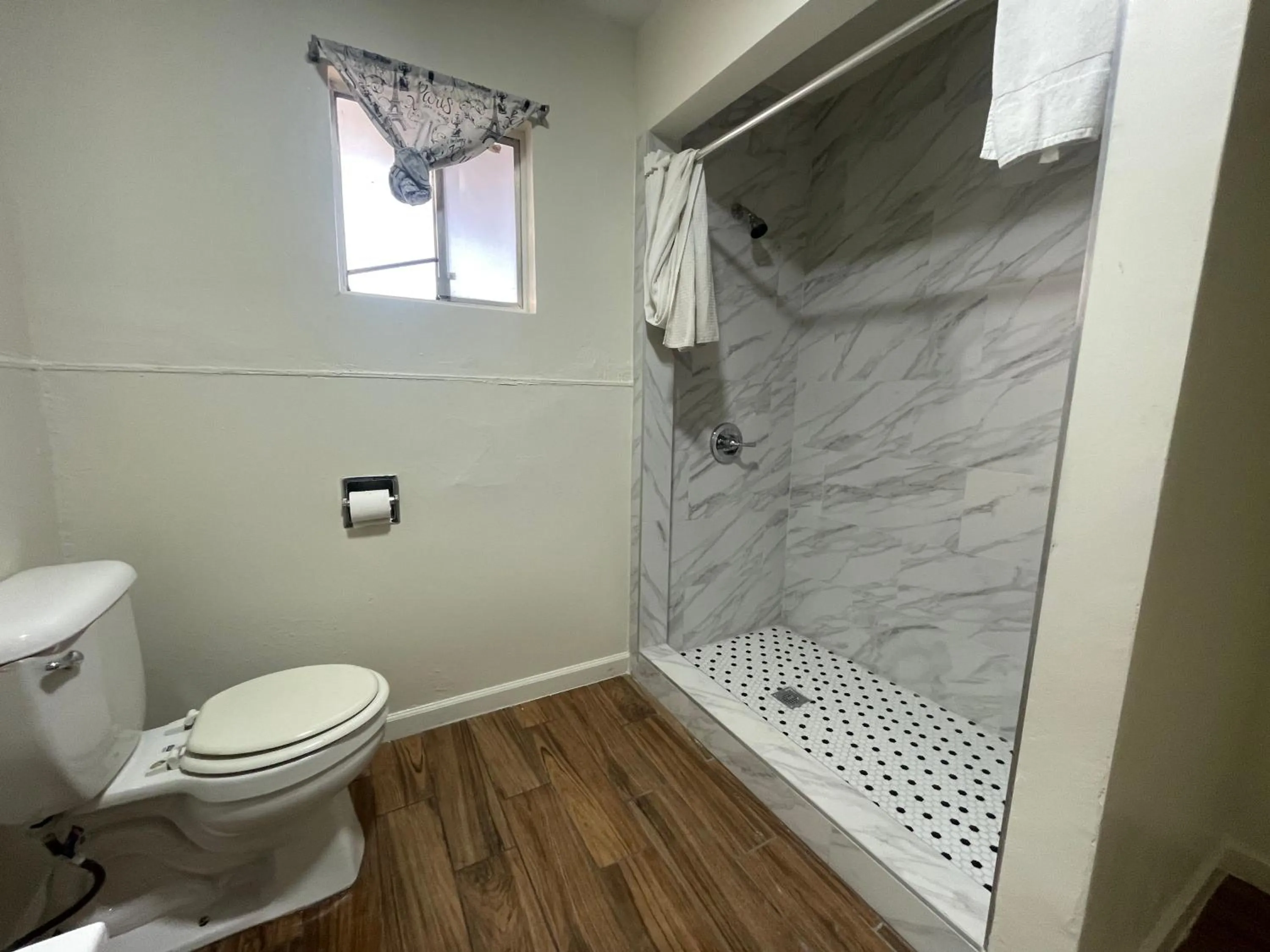 Bathroom in Oak Motel Modesto CA