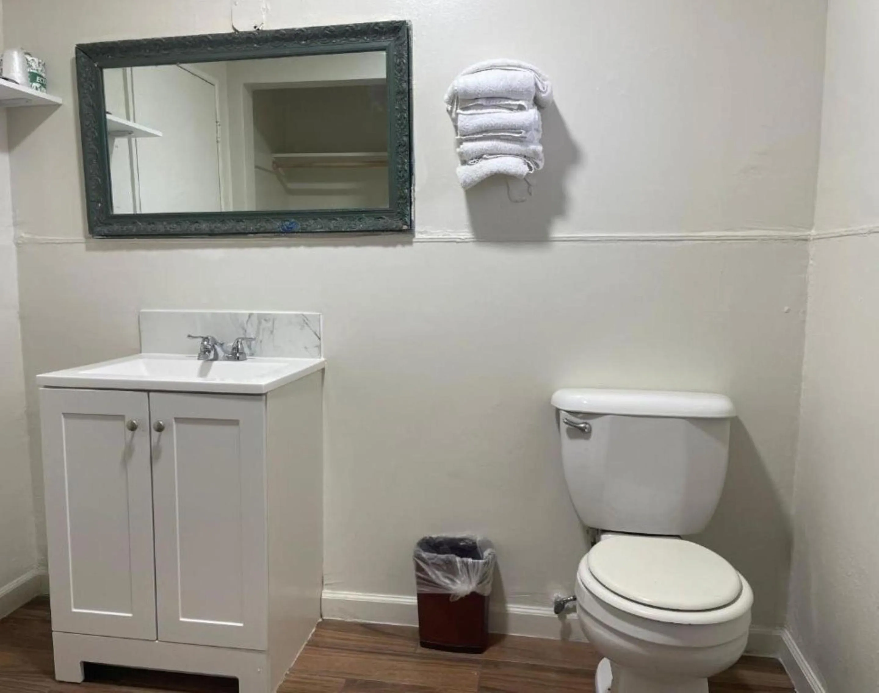 Bathroom in Oak Motel Modesto CA