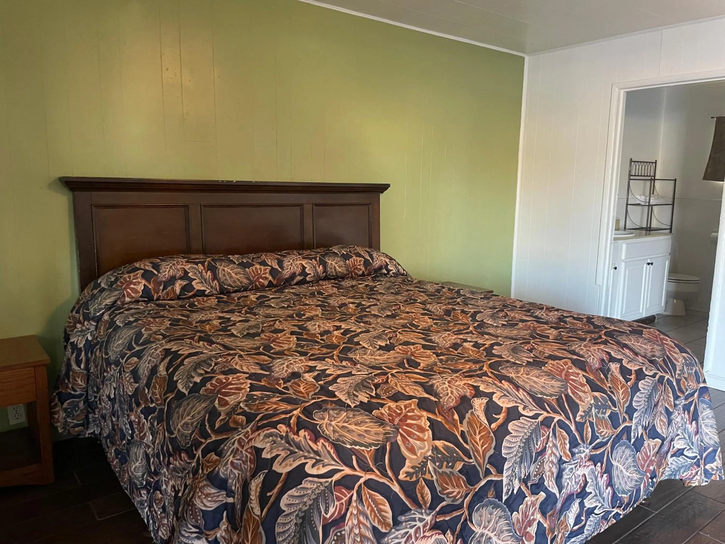 Bedroom, Bed in Oak Motel Modesto CA