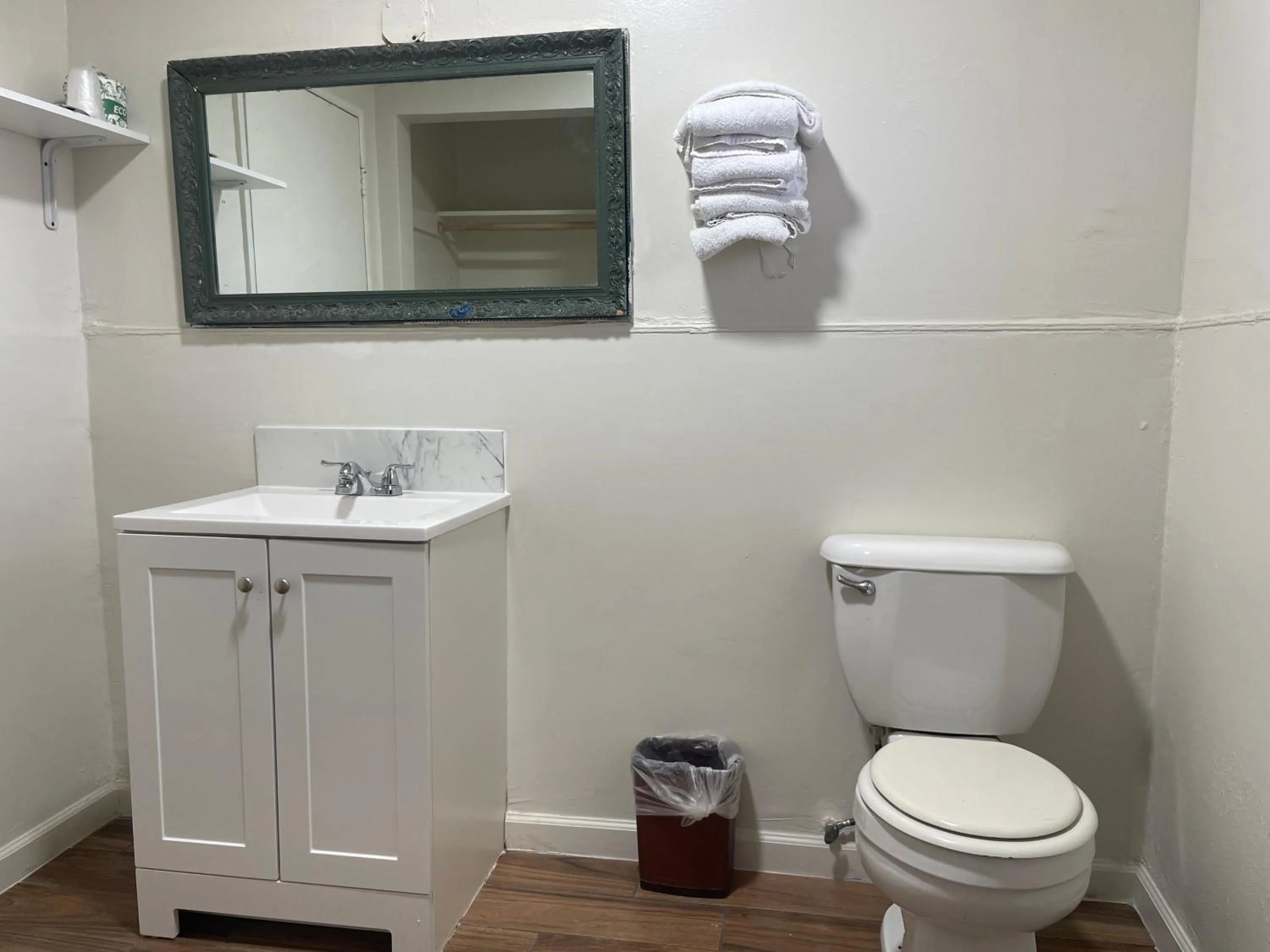 Bathroom in Oak Motel Modesto CA