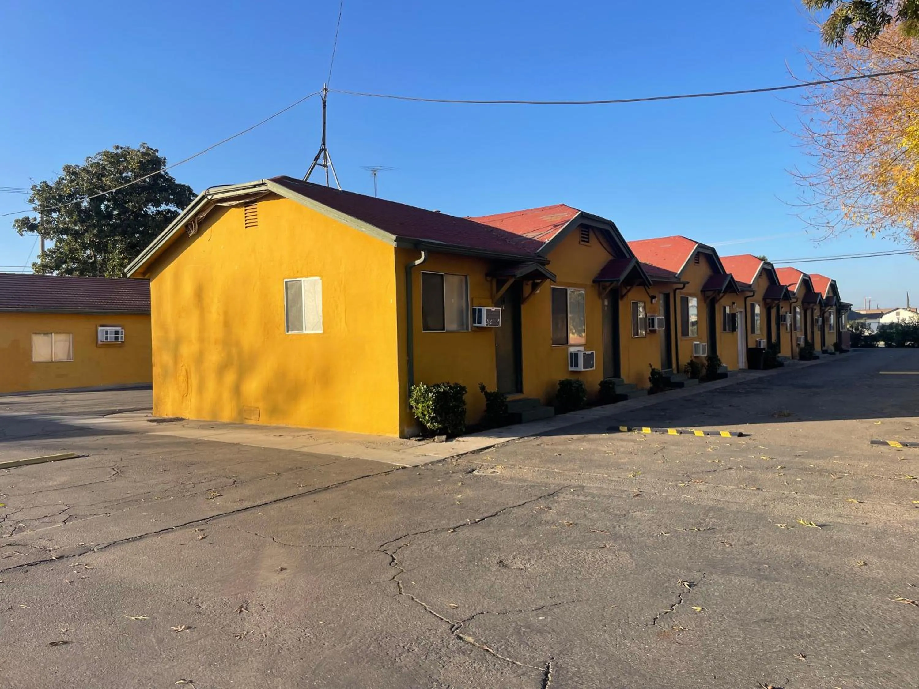 Property building in Oak Motel Modesto CA