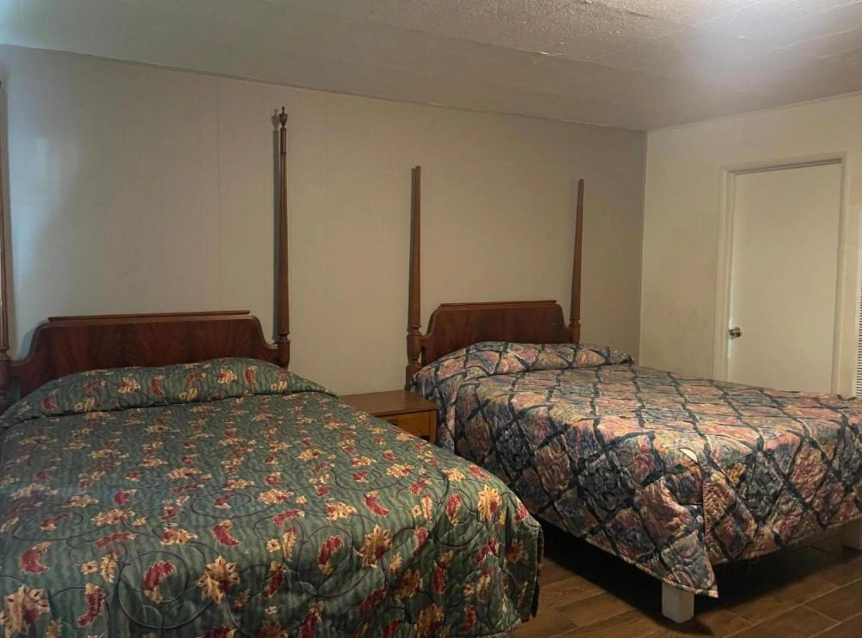 Bedroom, Bed in Oak Motel Modesto CA