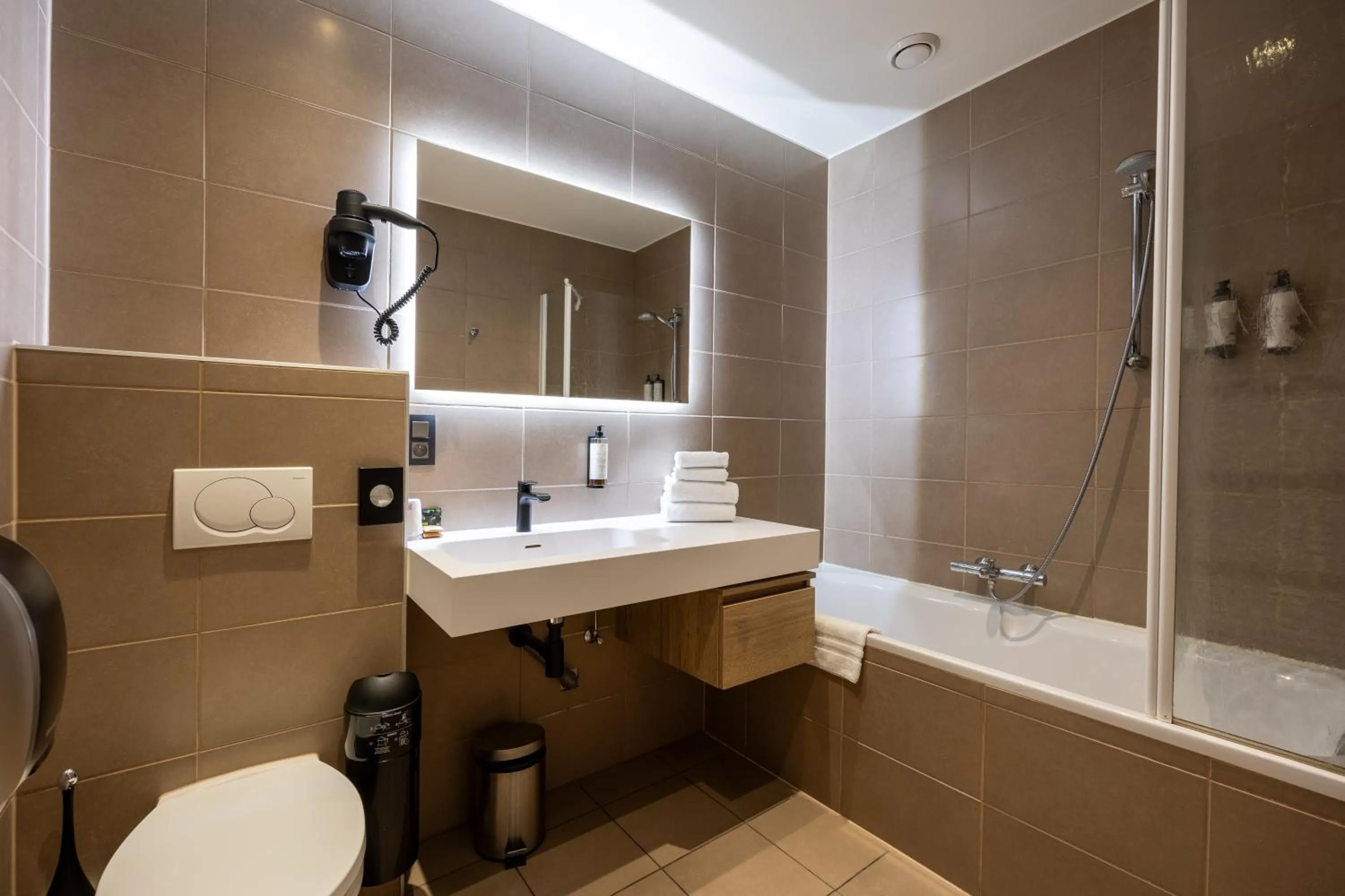 Shower in Hotel de Boskar Houthalen