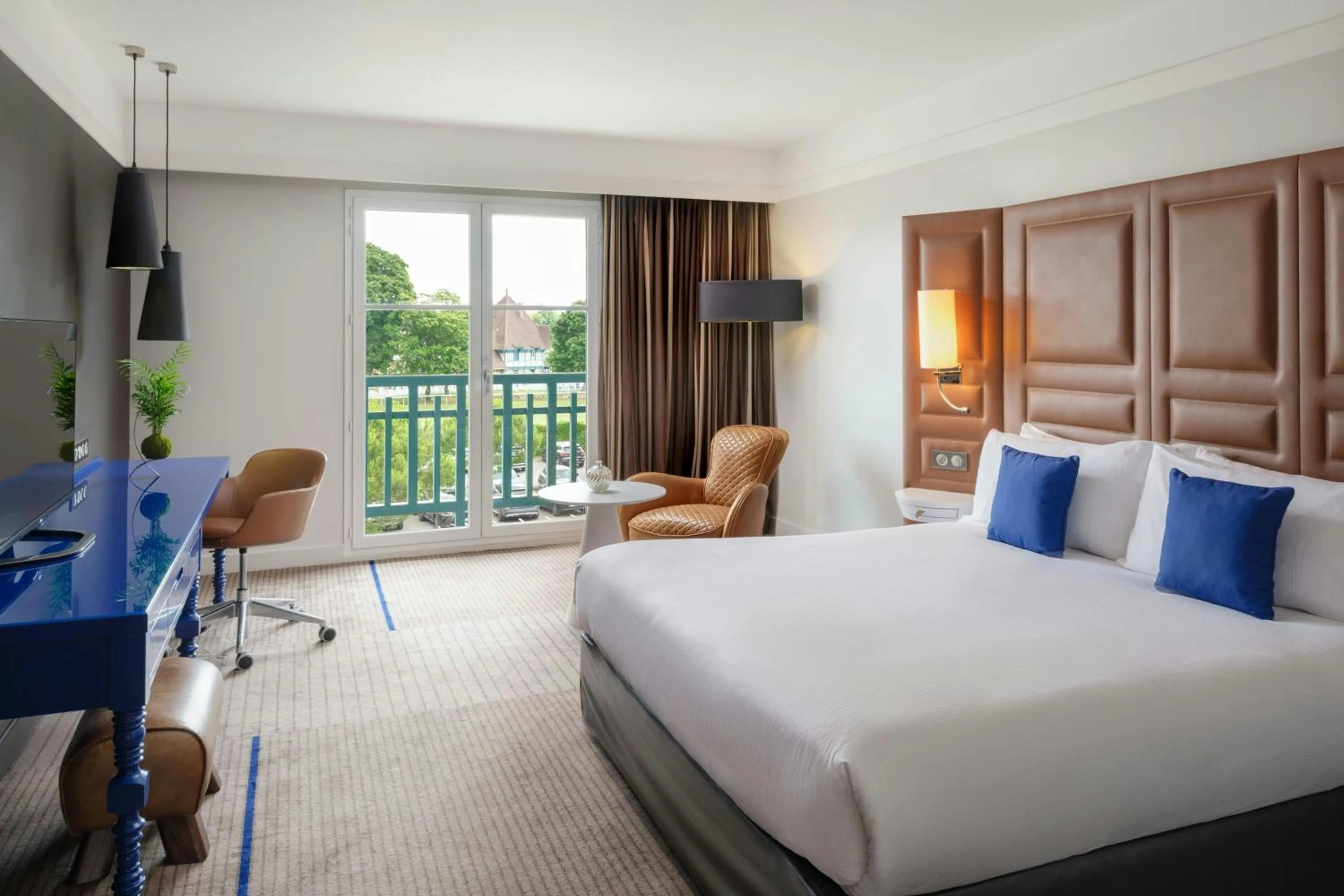 Photo of the whole room, Bed in Renaissance Paris Hippodrome de St. Cloud Hotel