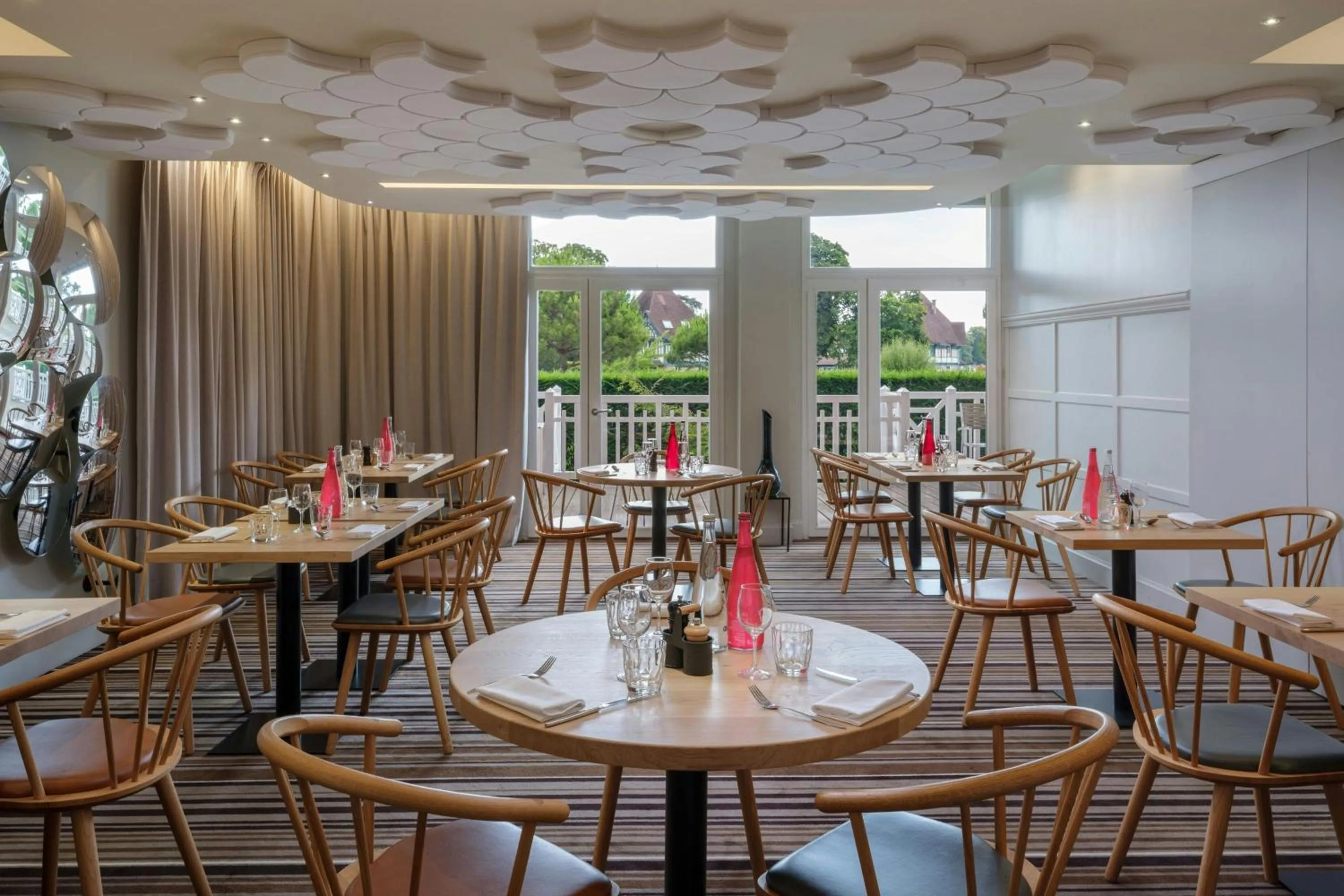 Restaurant/places to eat in Renaissance Paris Hippodrome de St. Cloud Hotel