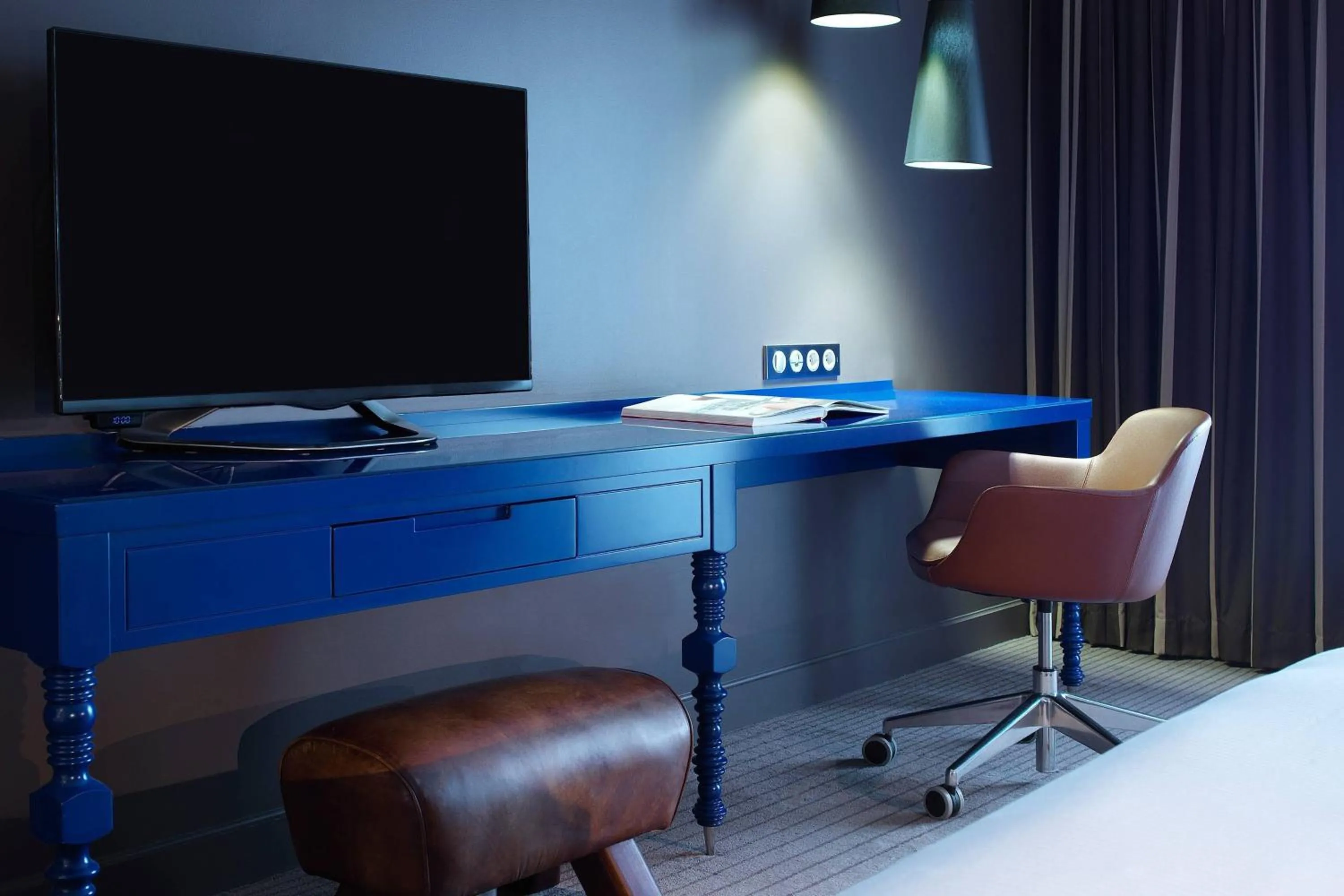 Photo of the whole room in Renaissance Paris Hippodrome de St. Cloud Hotel