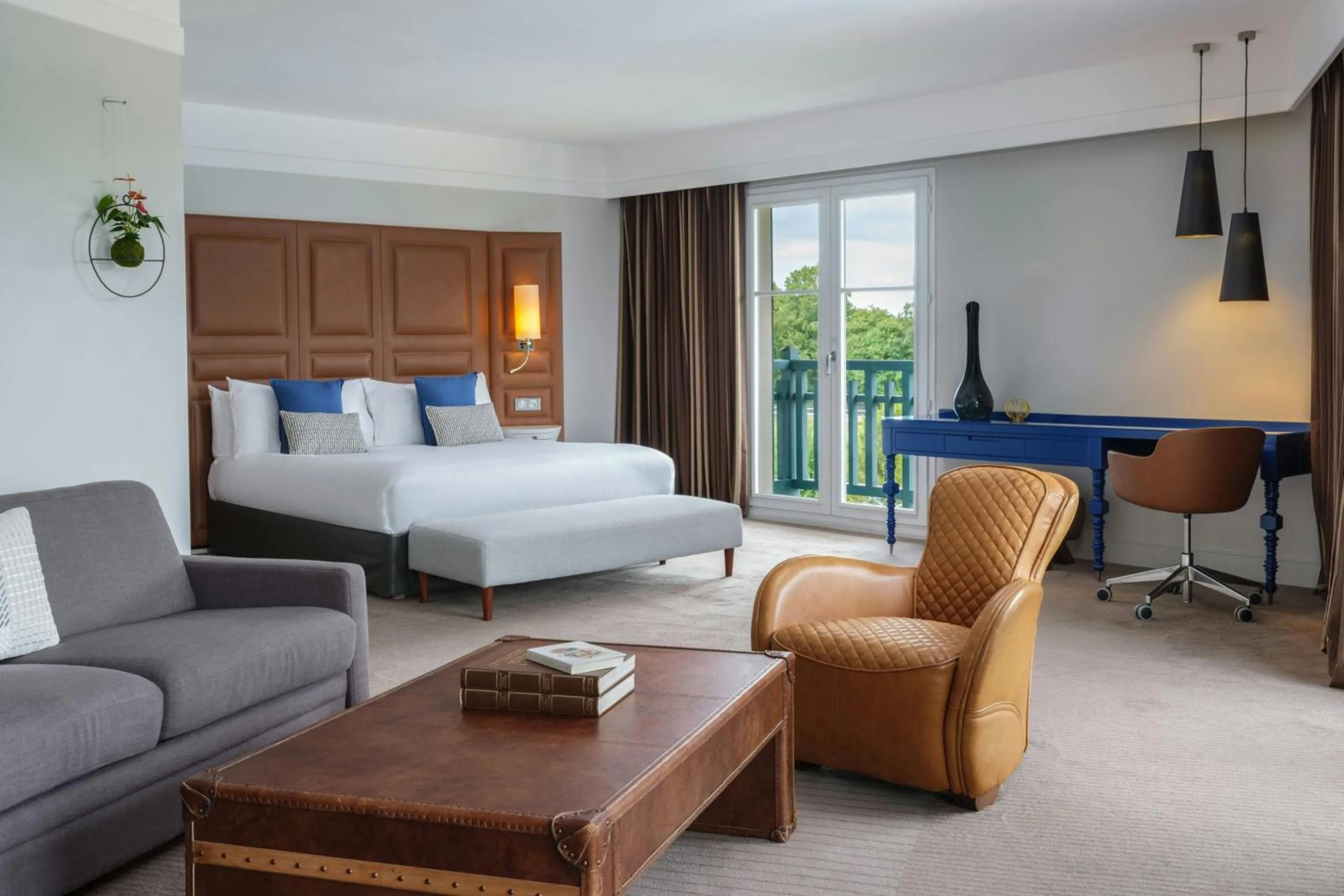 Bedroom, Bed in Renaissance Paris Hippodrome de St. Cloud Hotel