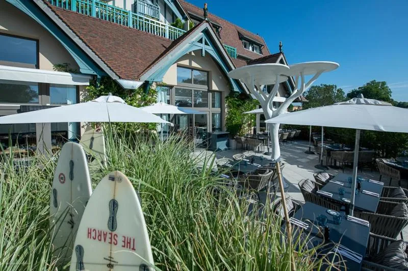 Restaurant/places to eat in Renaissance Paris Hippodrome de St. Cloud Hotel