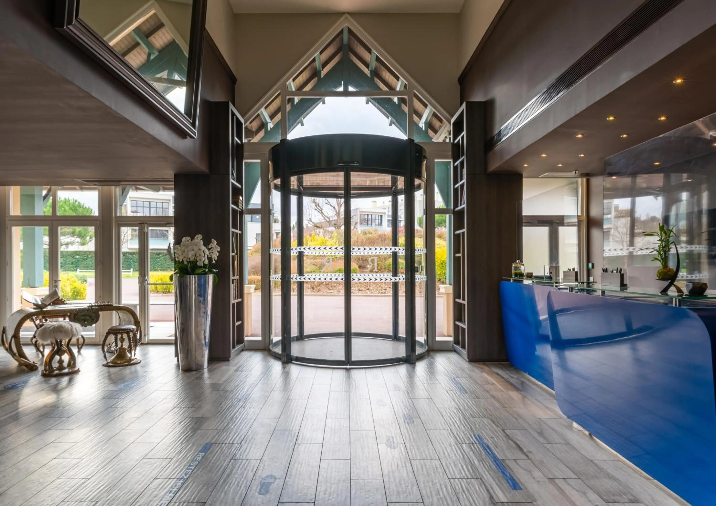 Lobby or reception in Renaissance Paris Hippodrome de St. Cloud Hotel
