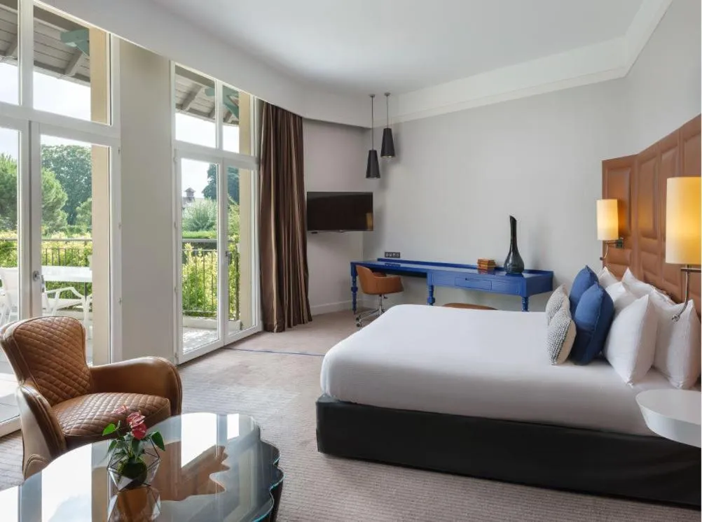 Bedroom, Bed in Renaissance Paris Hippodrome de St. Cloud Hotel