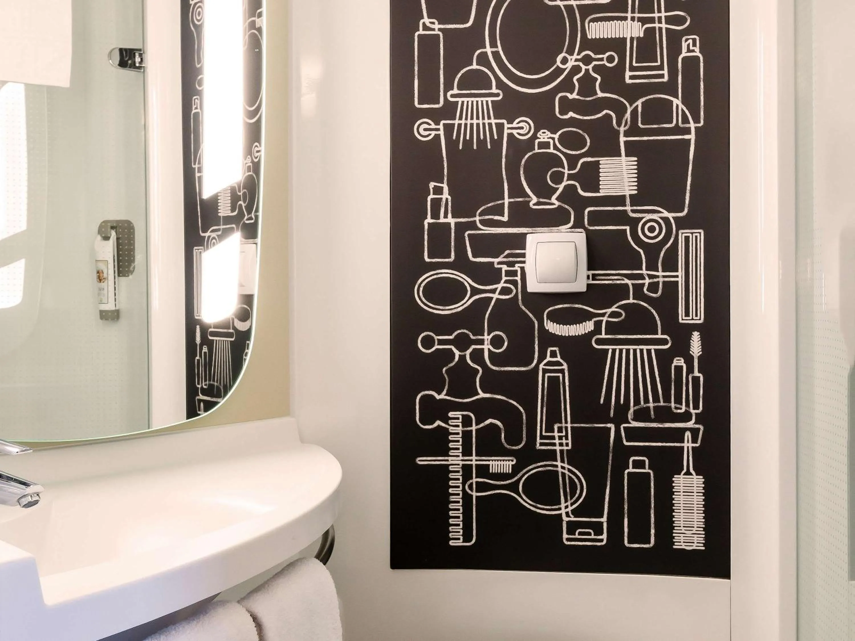 Photo of the whole room in Ibis Schiphol Amsterdam Airport