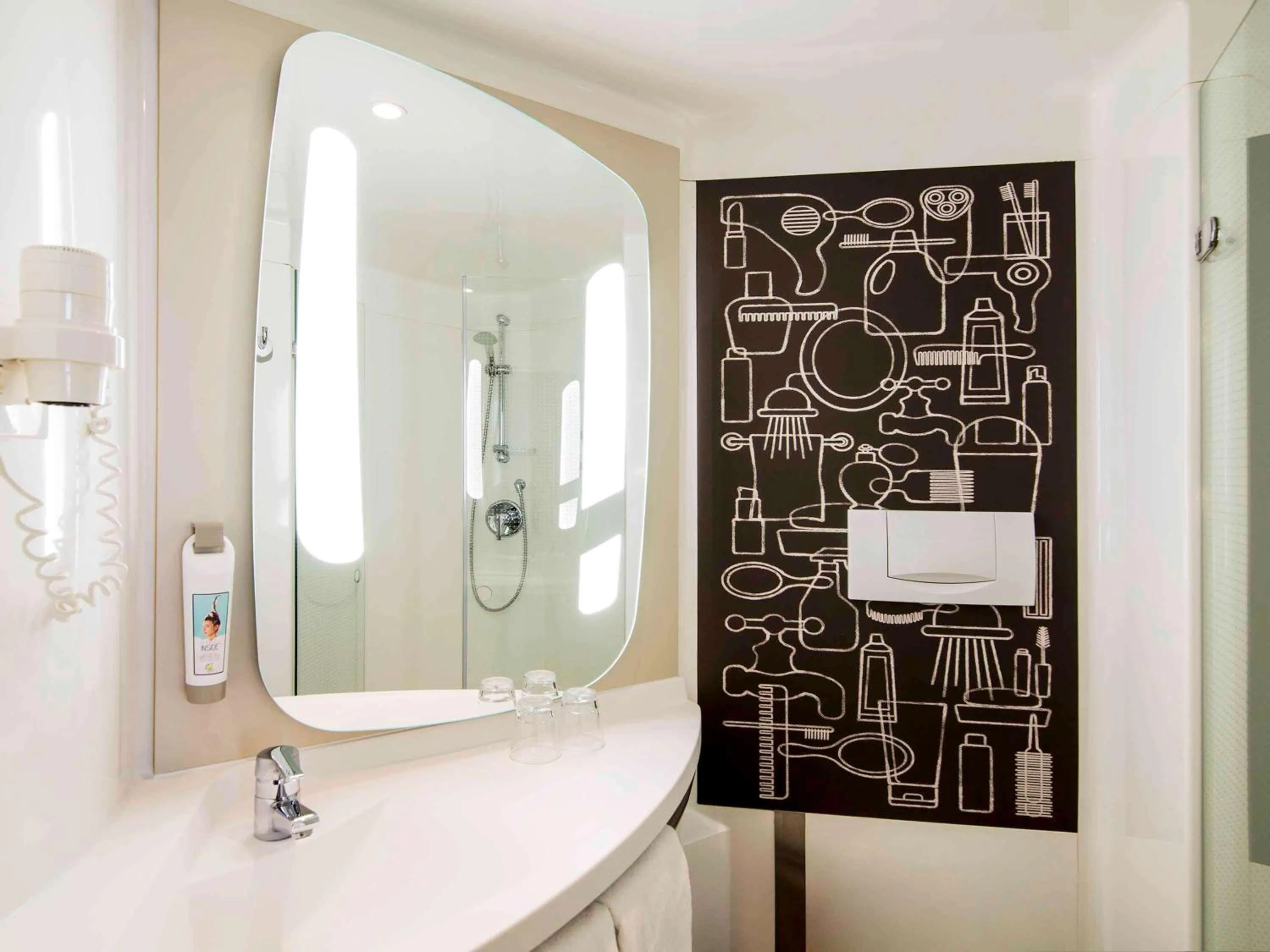 Photo of the whole room in Ibis Schiphol Amsterdam Airport