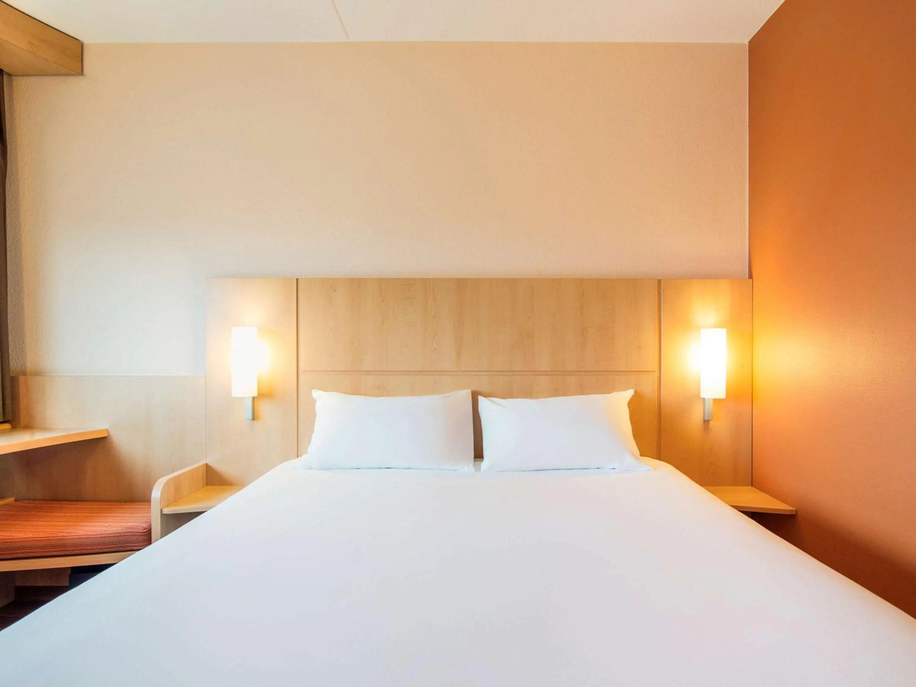 Photo of the whole room, Bed in Ibis Schiphol Amsterdam Airport