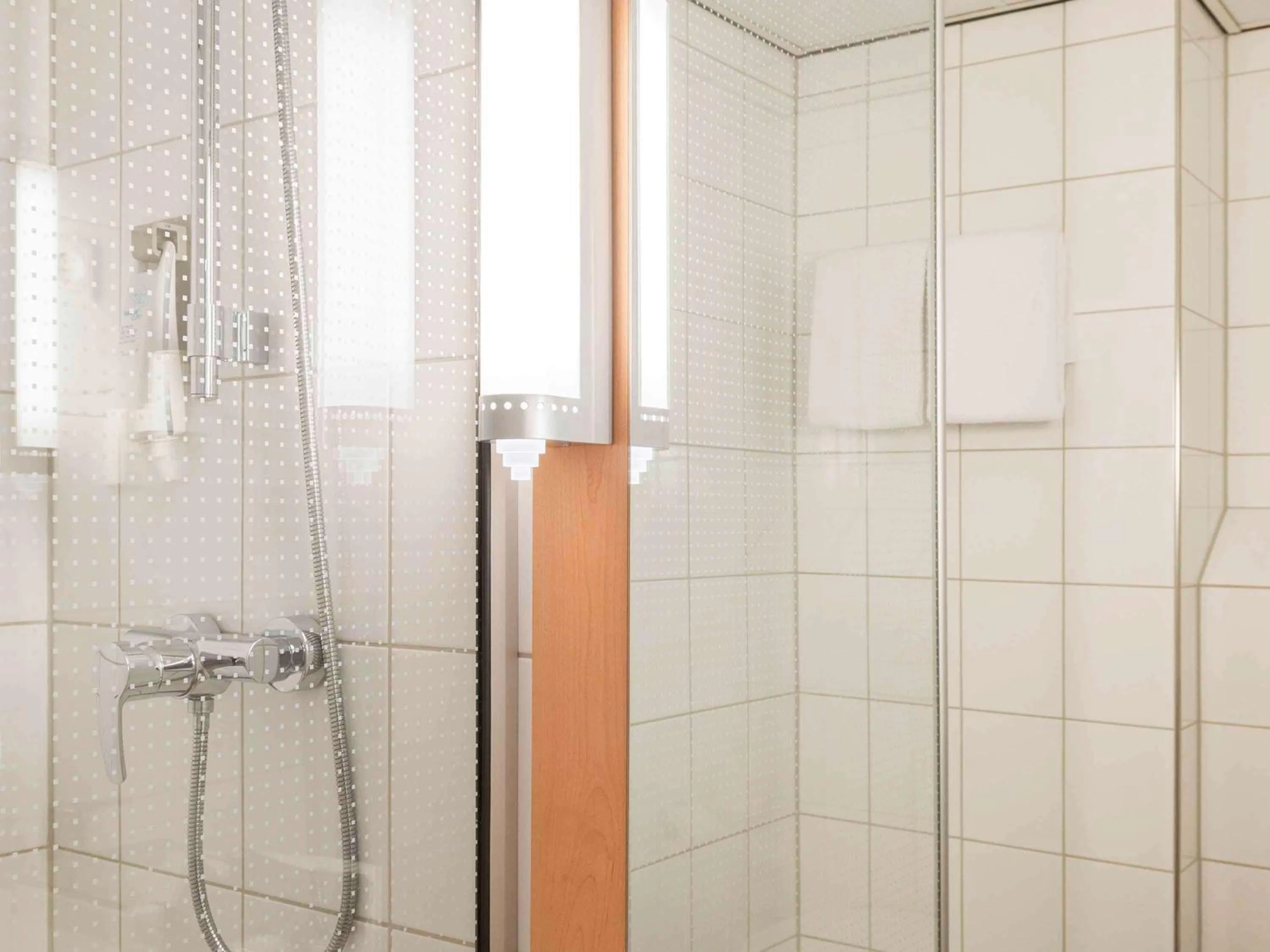 Photo of the whole room in Ibis Schiphol Amsterdam Airport