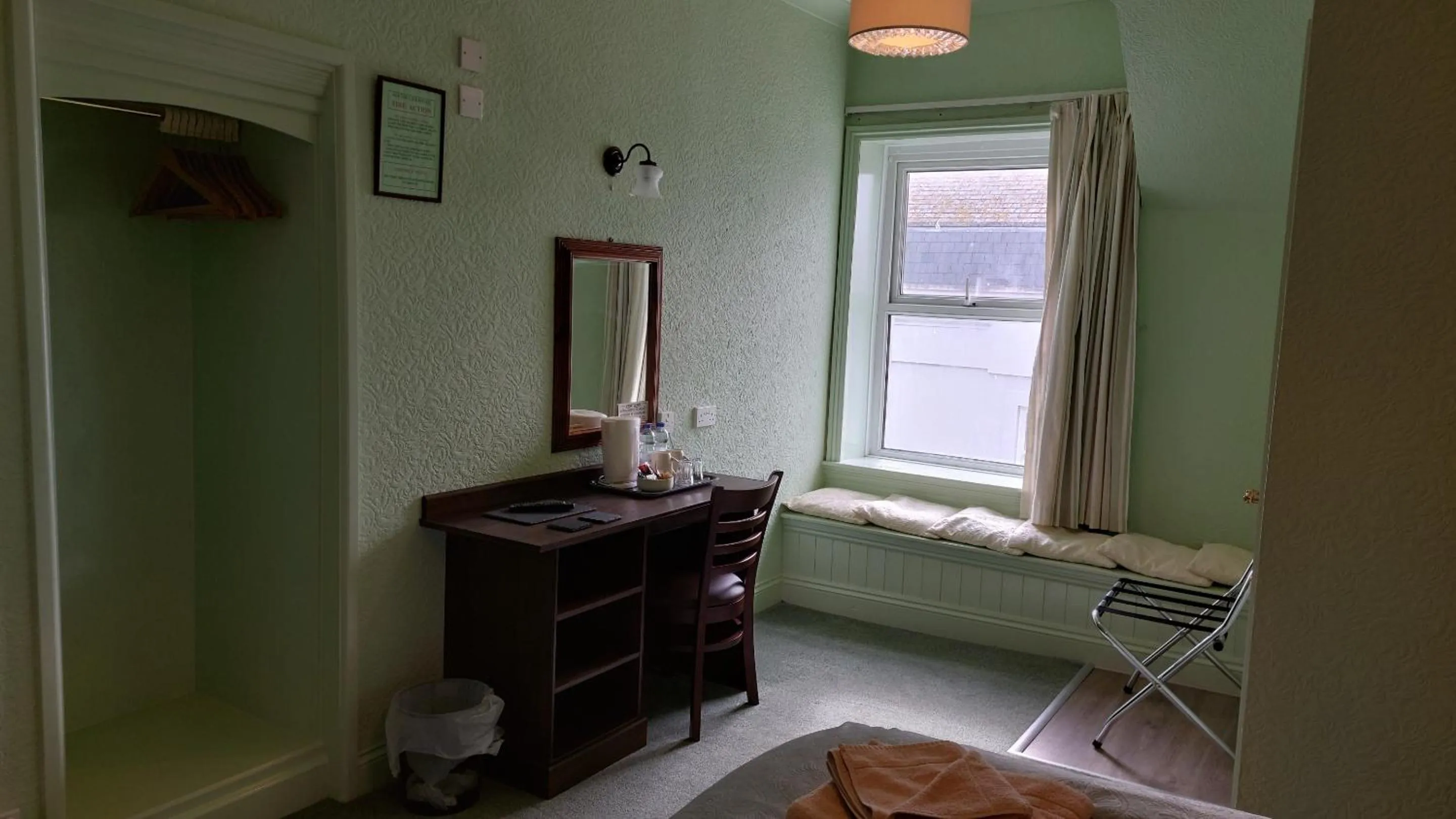 Bedroom, Bed in Southcliff Guest House