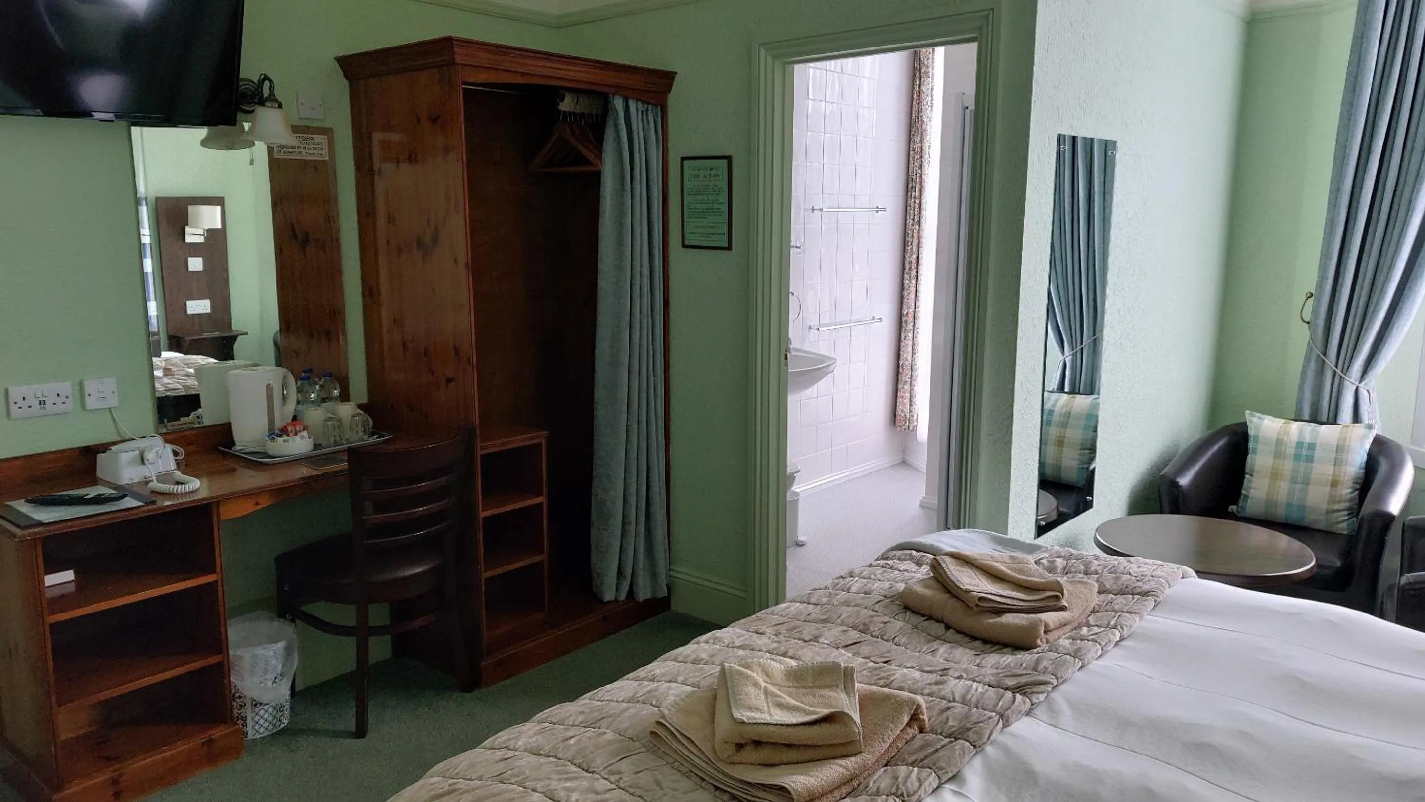 Bedroom, Bed in Southcliff Guest House