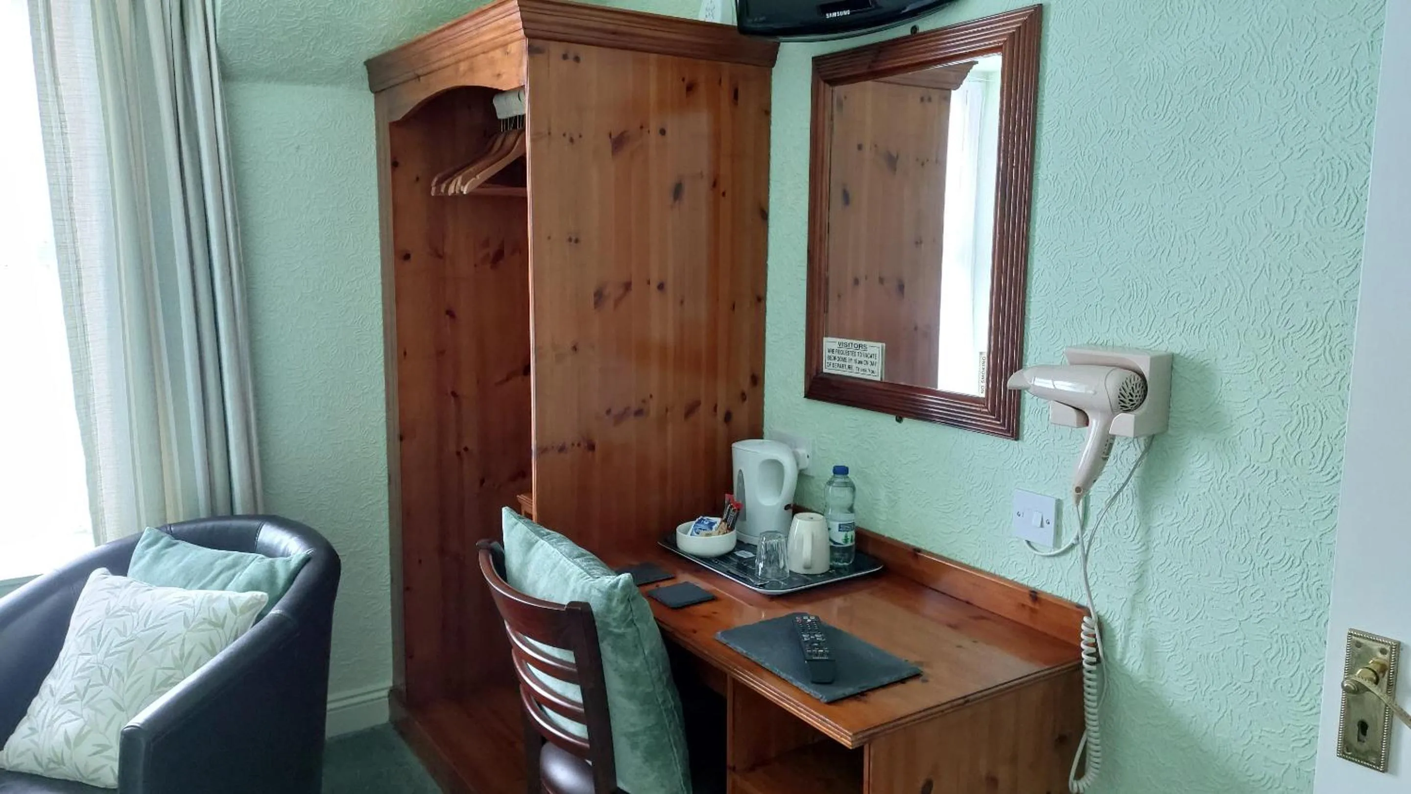 Bedroom, Bed in Southcliff Guest House