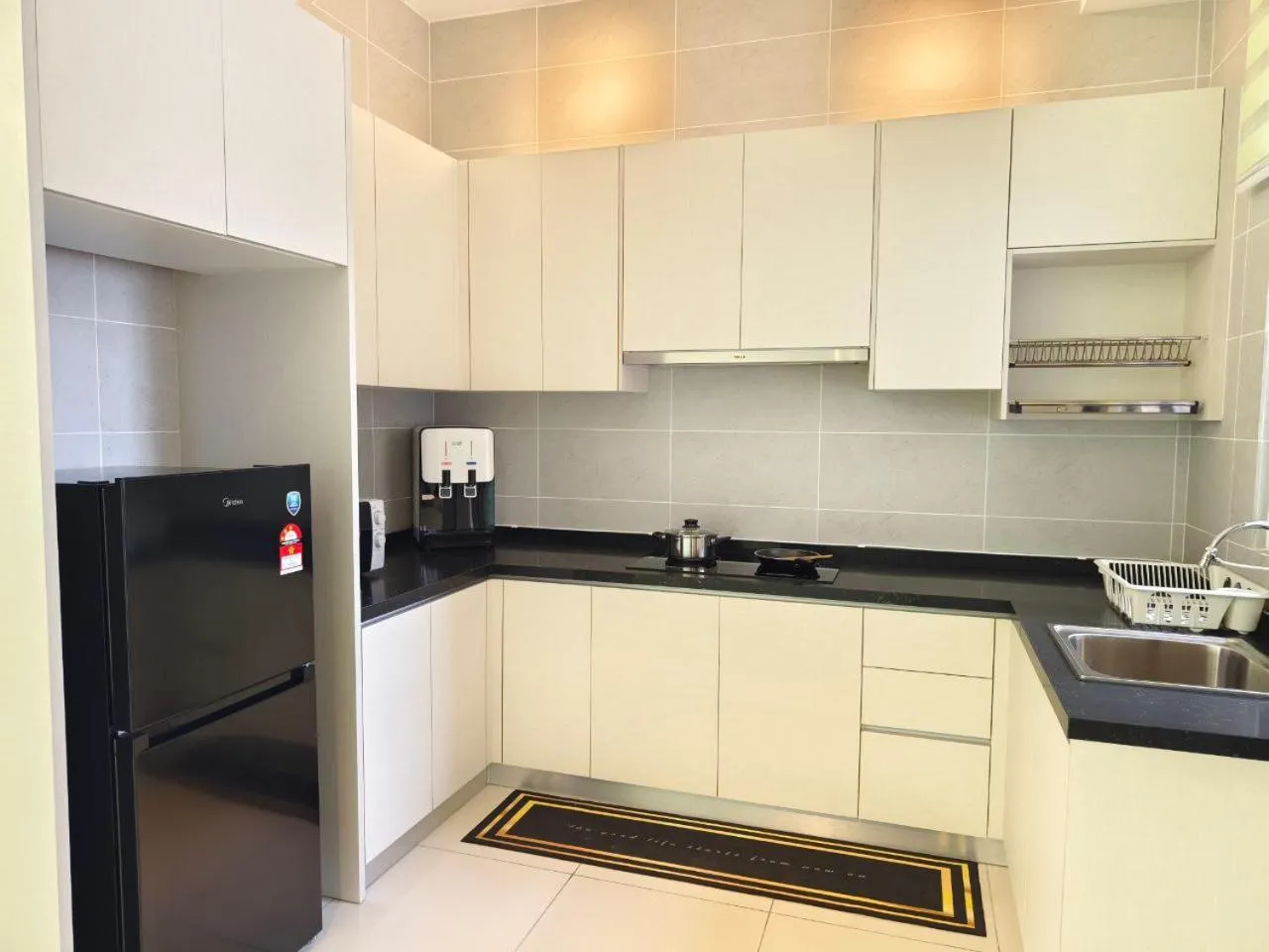 Kitchen or kitchenette in Twin Tower Johor Bahru by Glex