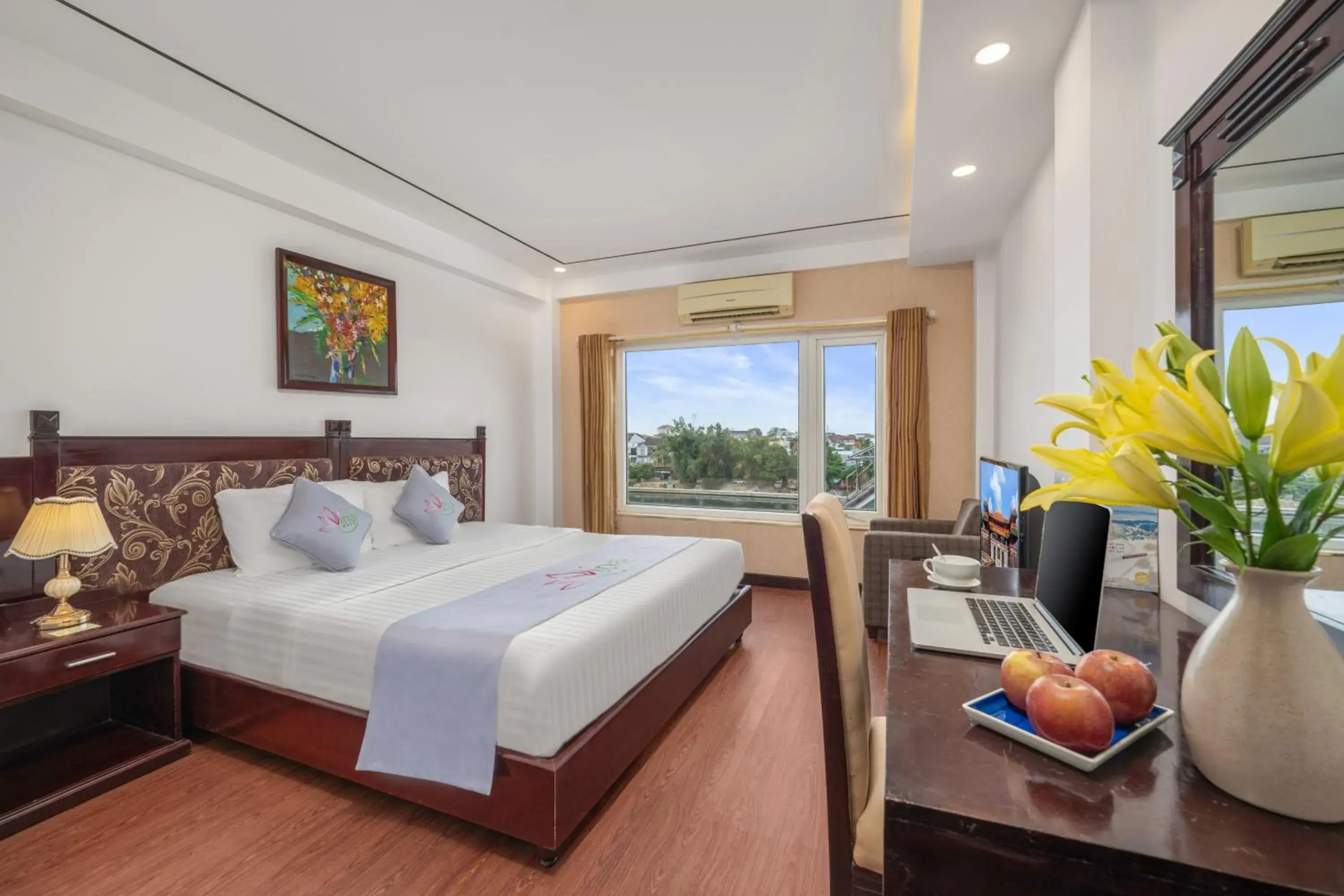 Deluxe Double Room with River View in Vina Hotel Hue Deluxe Double Room with River View in Vina Hotel Hue