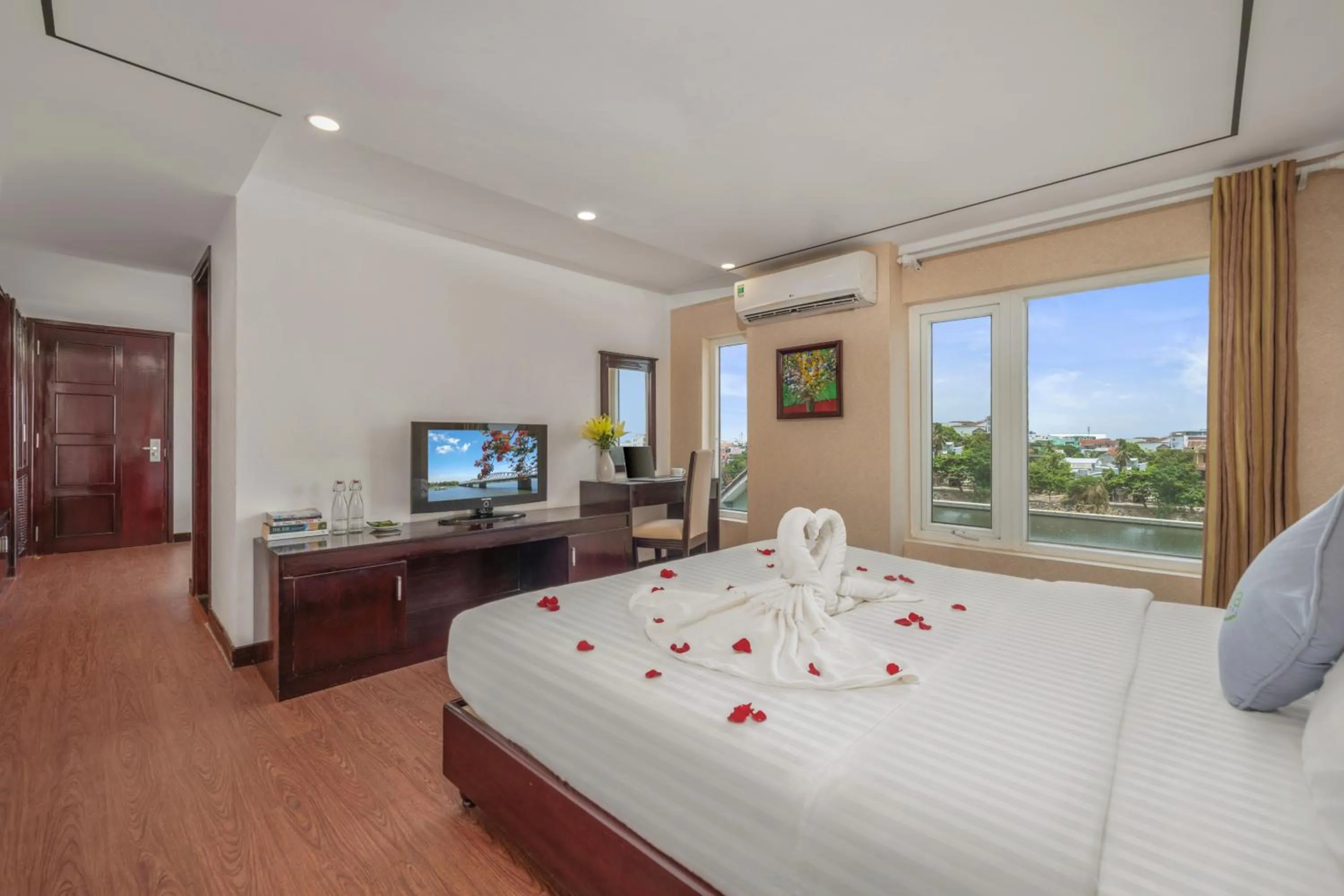 Communal lounge/ TV room, Bed in Vina Hotel Hue