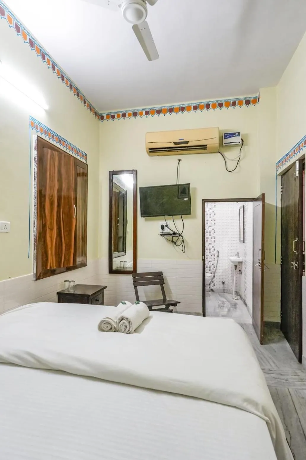 Bed in Hotel Bawarri Haveli