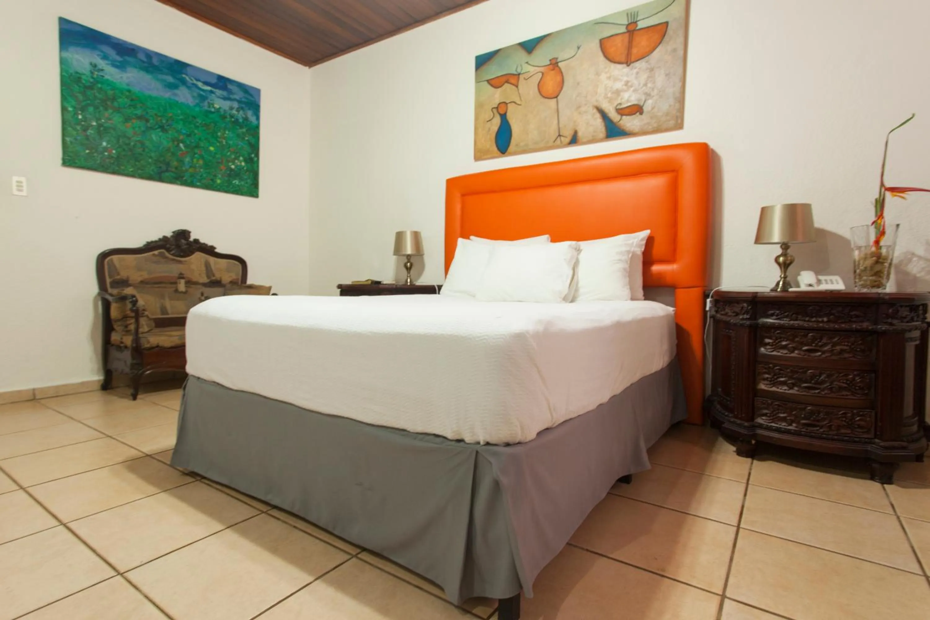 Photo of the whole room, Bed in La Posada del Arcangel