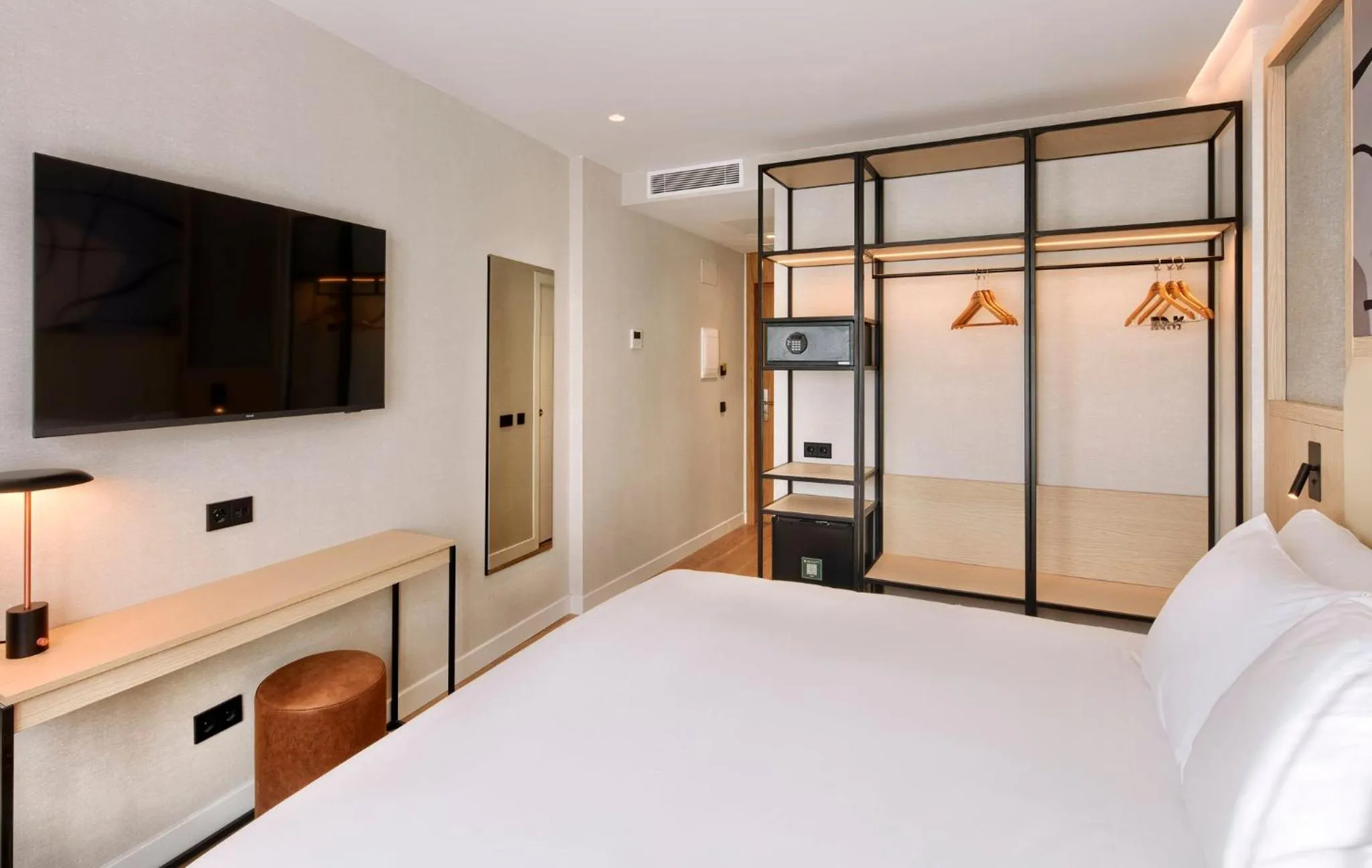 Photo of the whole room, Bed in Sercotel Rosaleda Málaga