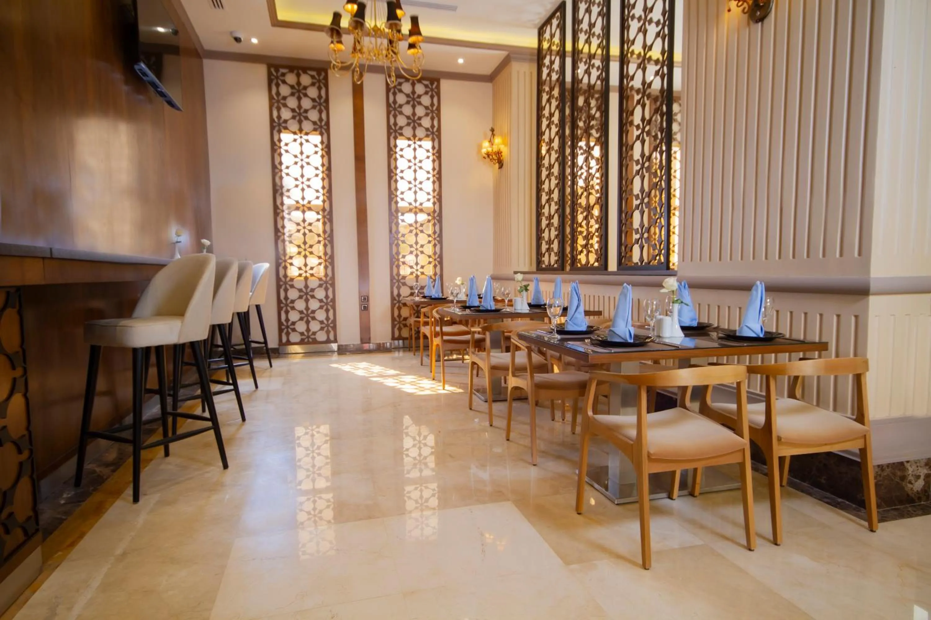 Restaurant/places to eat in Cloud City Hotel