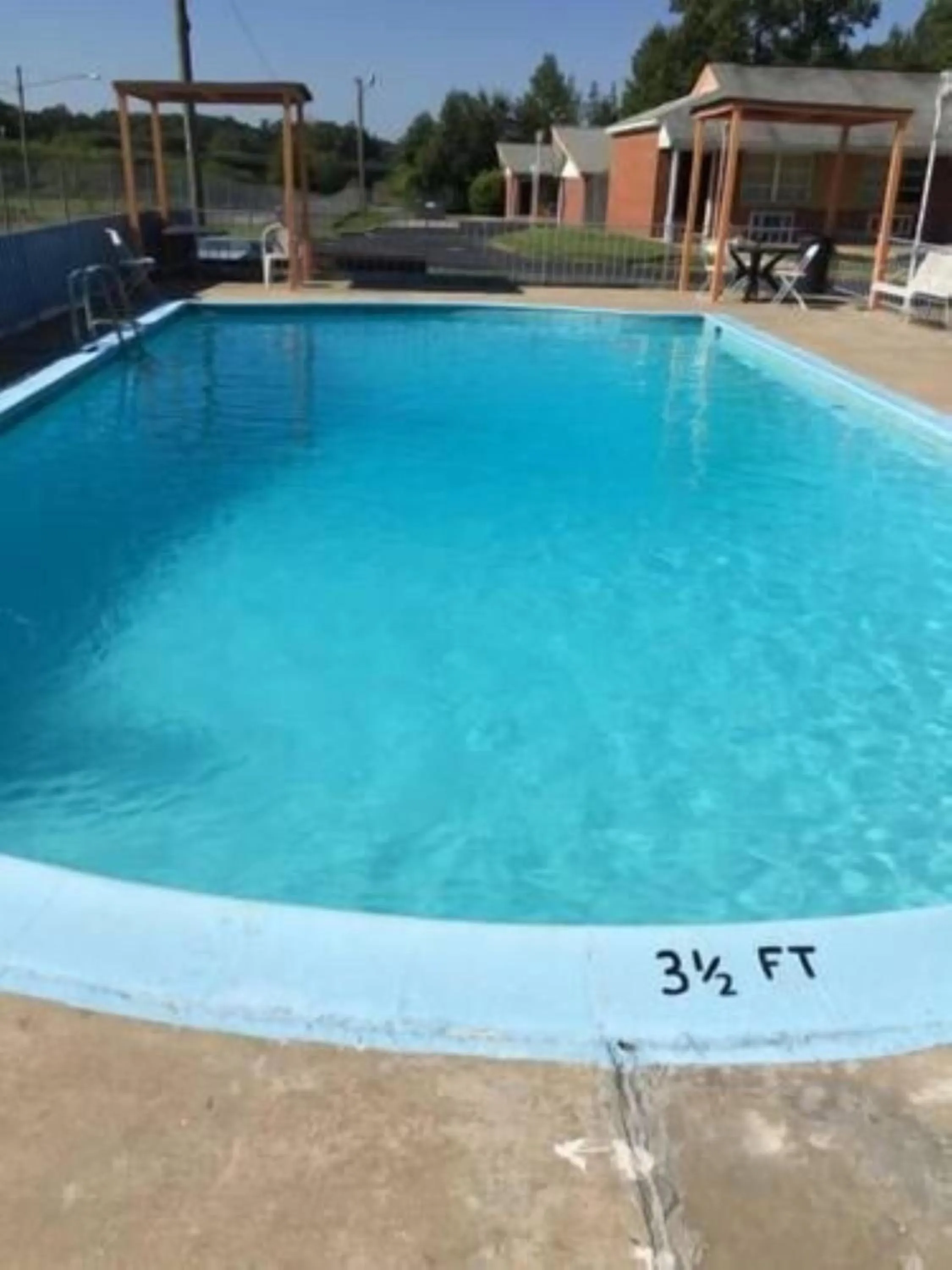 Swimming pool in Travel Inn Danville