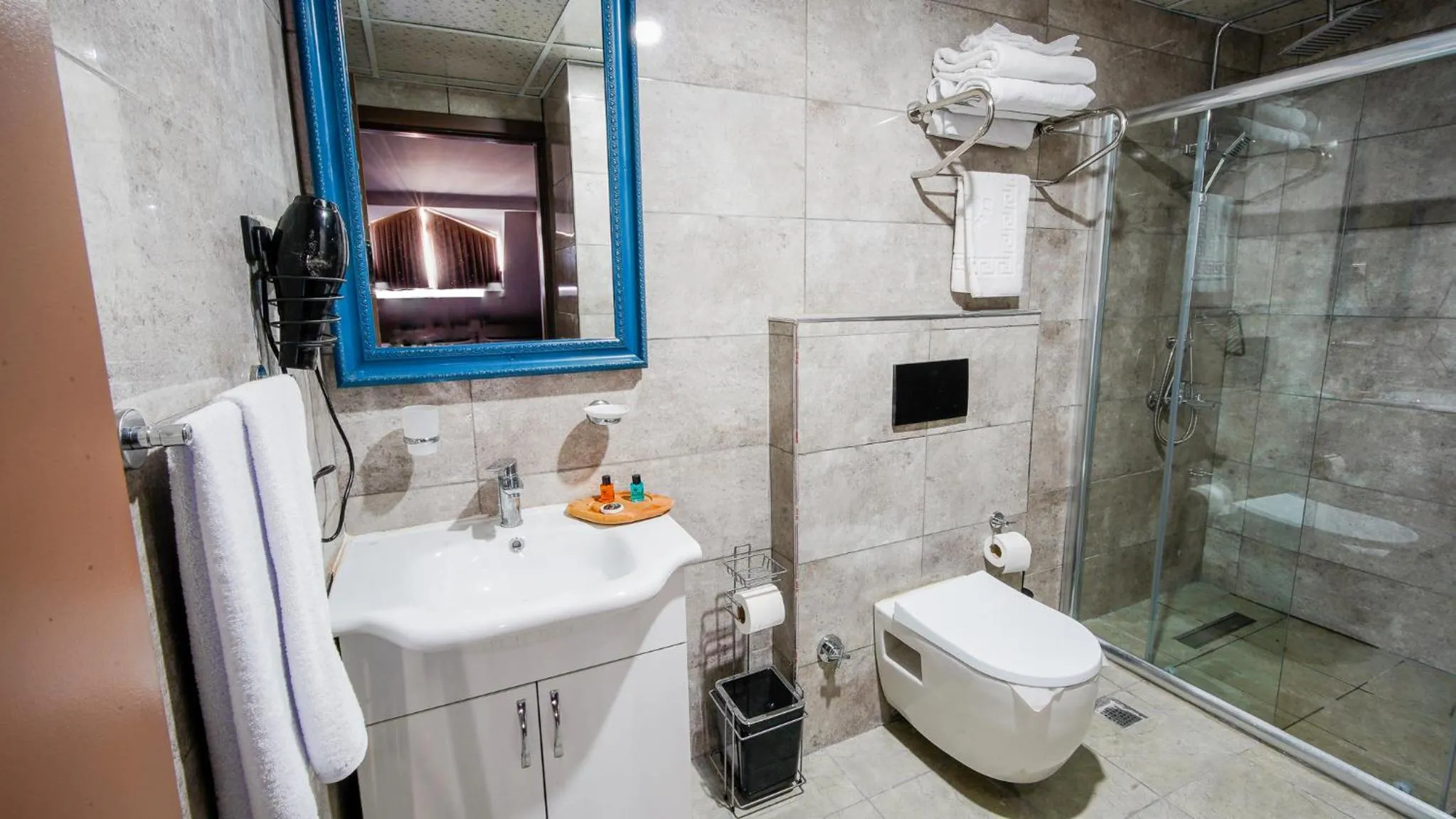 Shower in Gardan Hotel