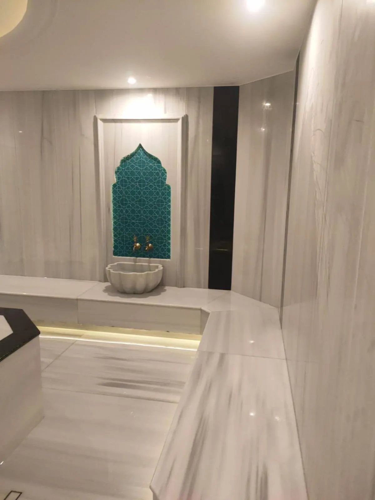 Steam room in Gardan Hotel