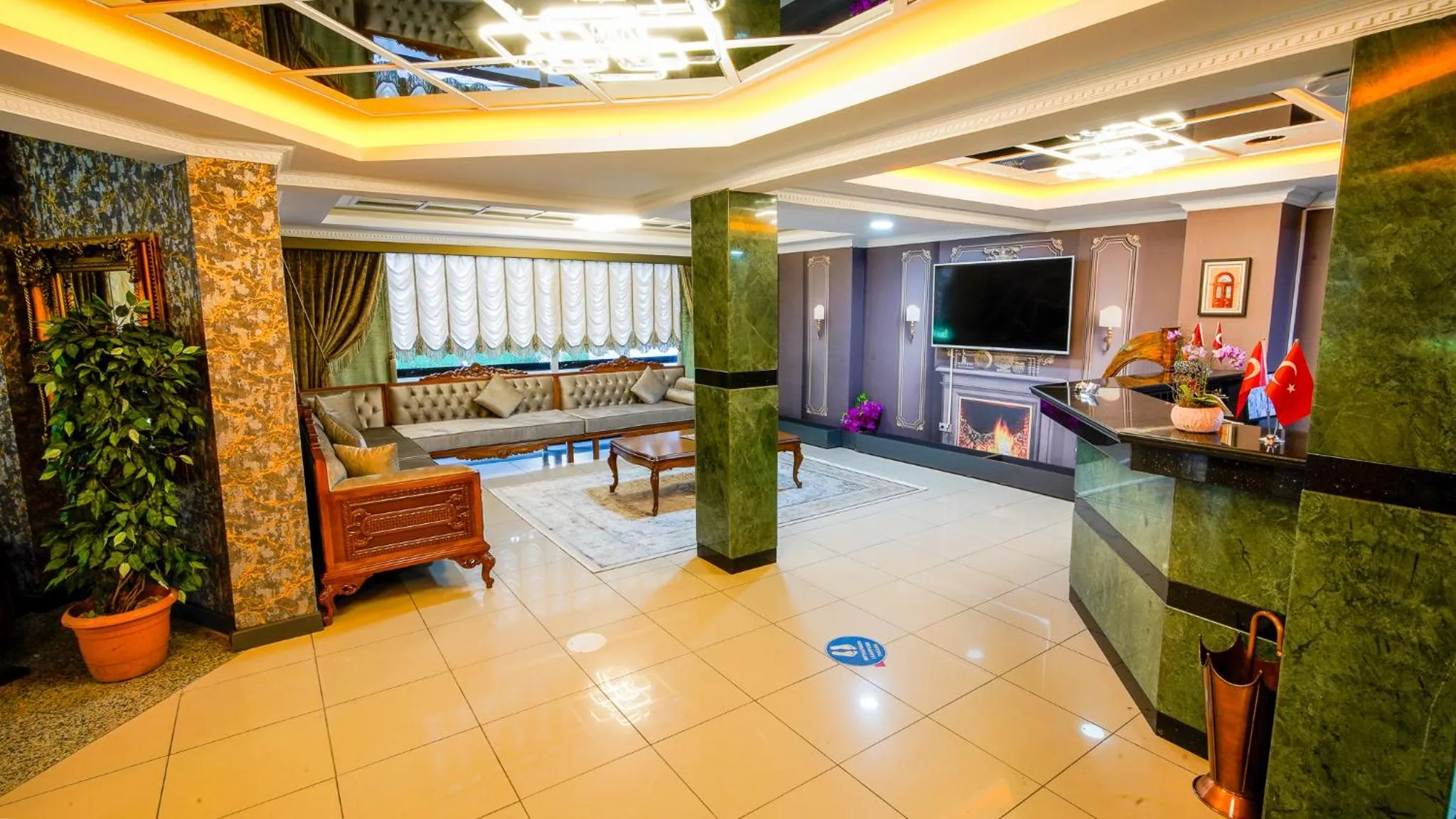 Communal lounge/ TV room in Gardan Hotel