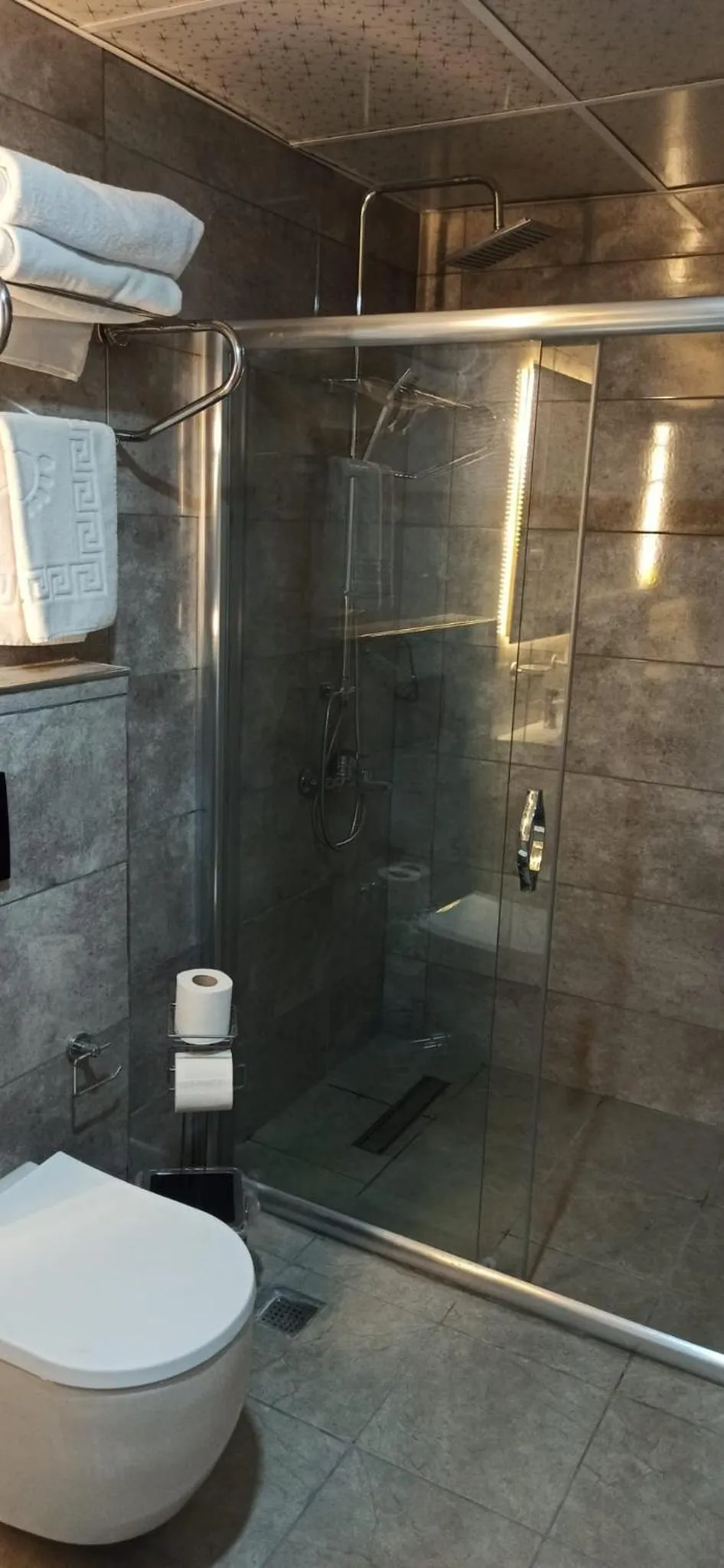 Shower in Gardan Hotel