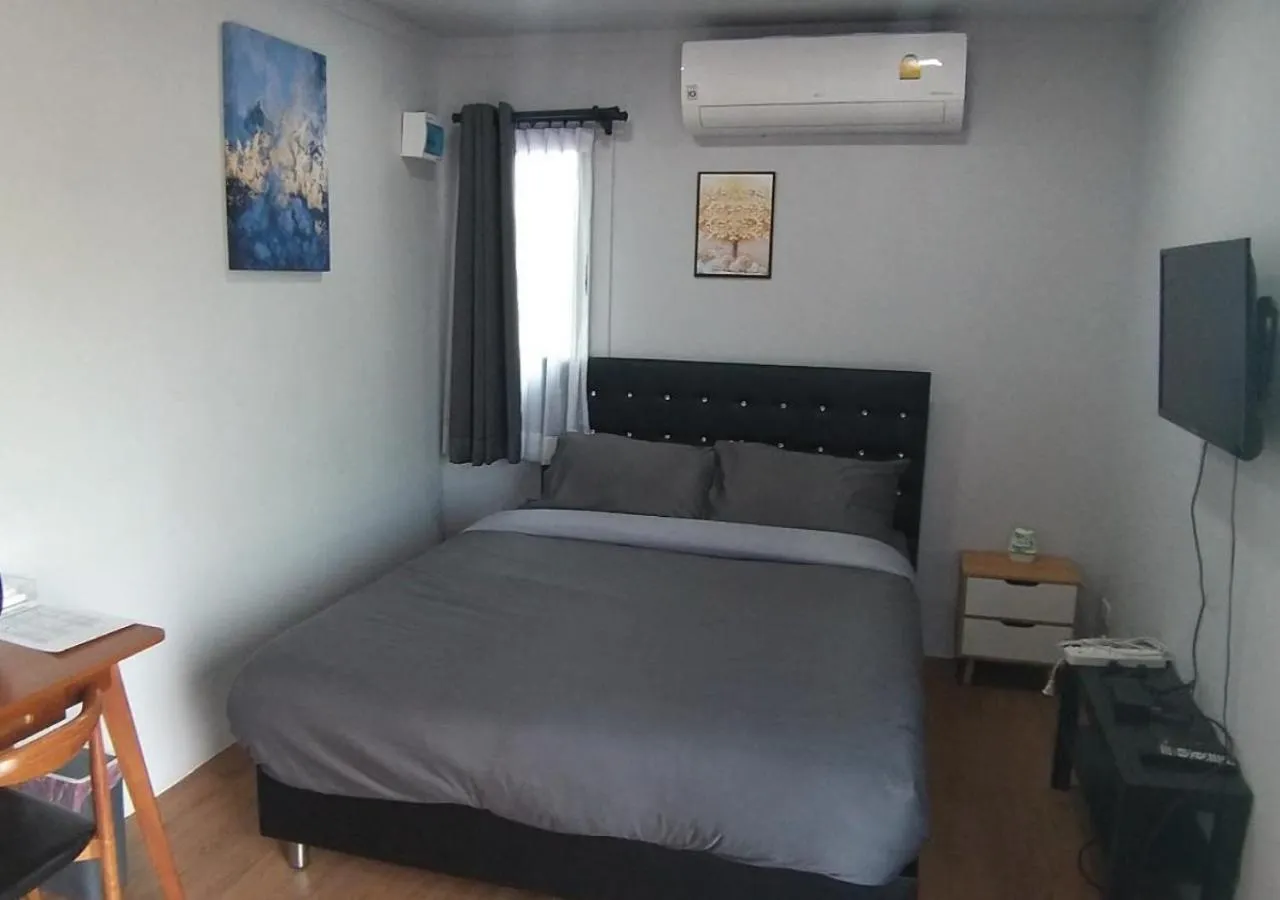 Communal lounge/ TV room, Bed in Hi Creek Resort