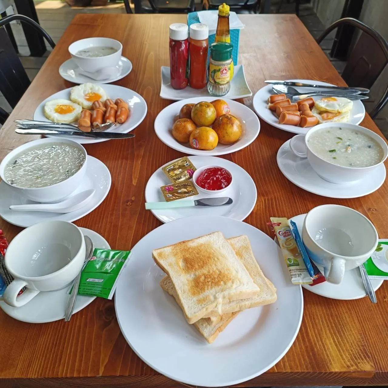 Food and drinks in Hi Creek Resort