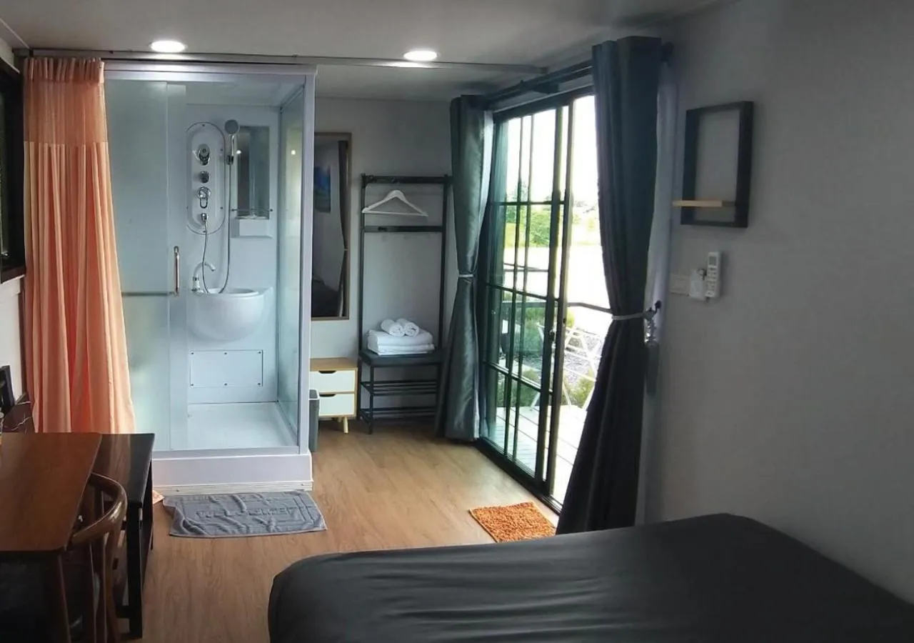 Shower, Bed in Hi Creek Resort