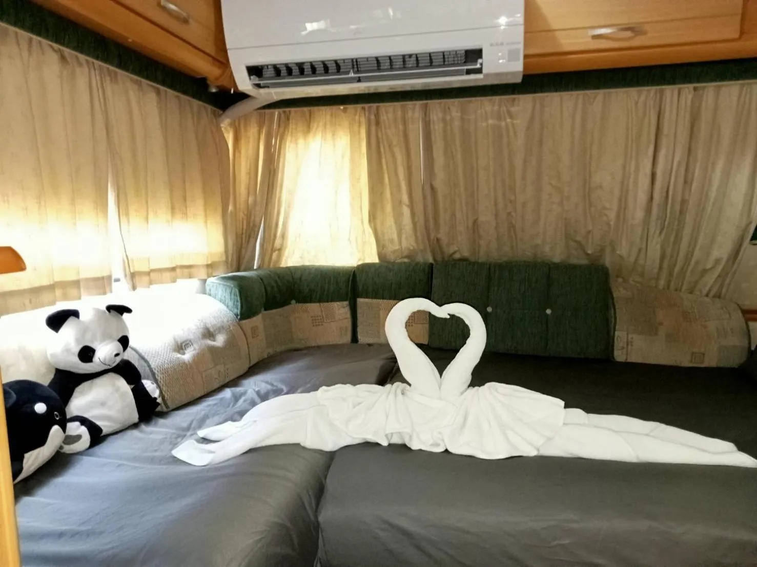 Seating area, Bed in Hi Creek Resort