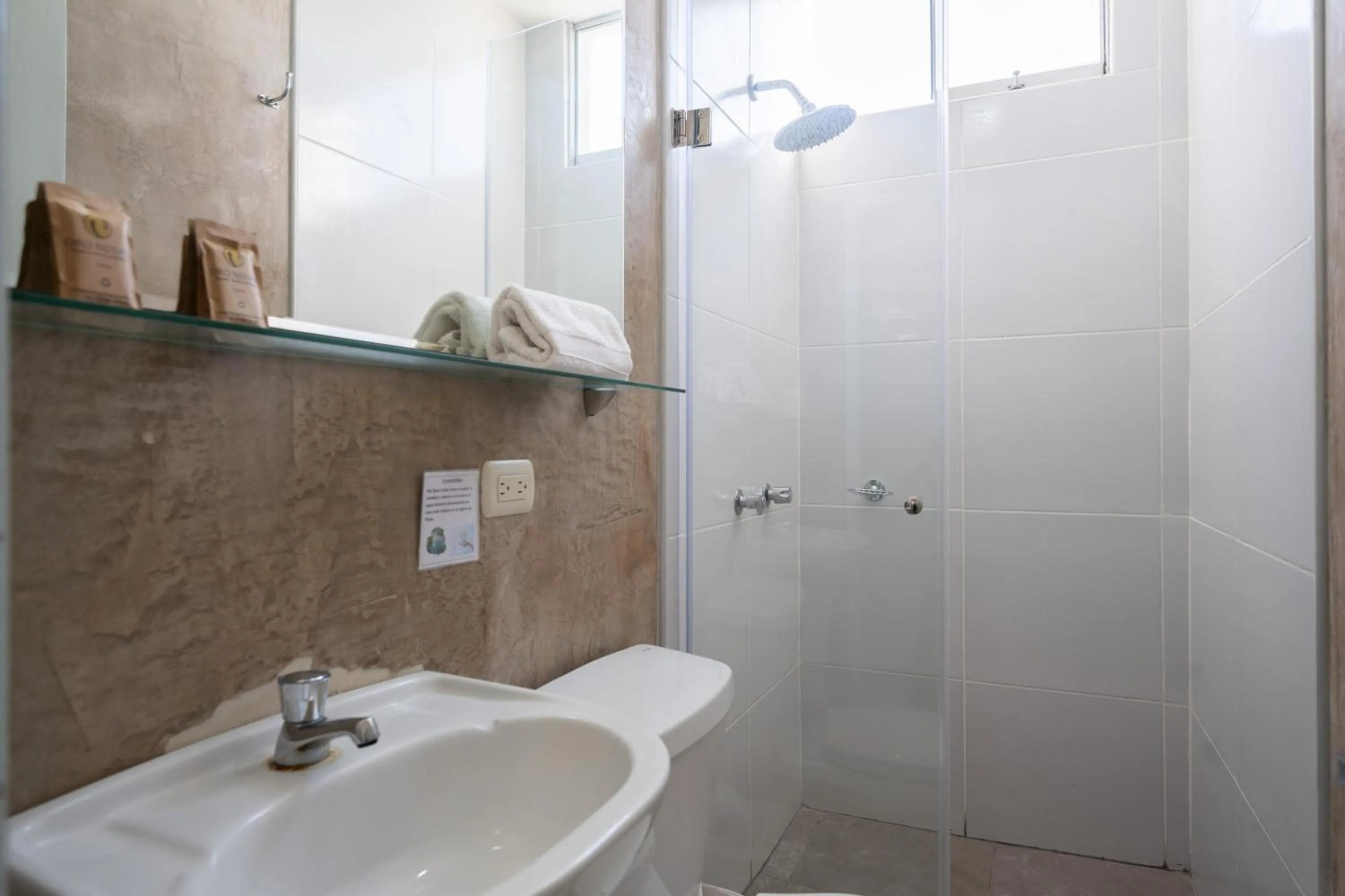 Shower in Hotel Oro Negro