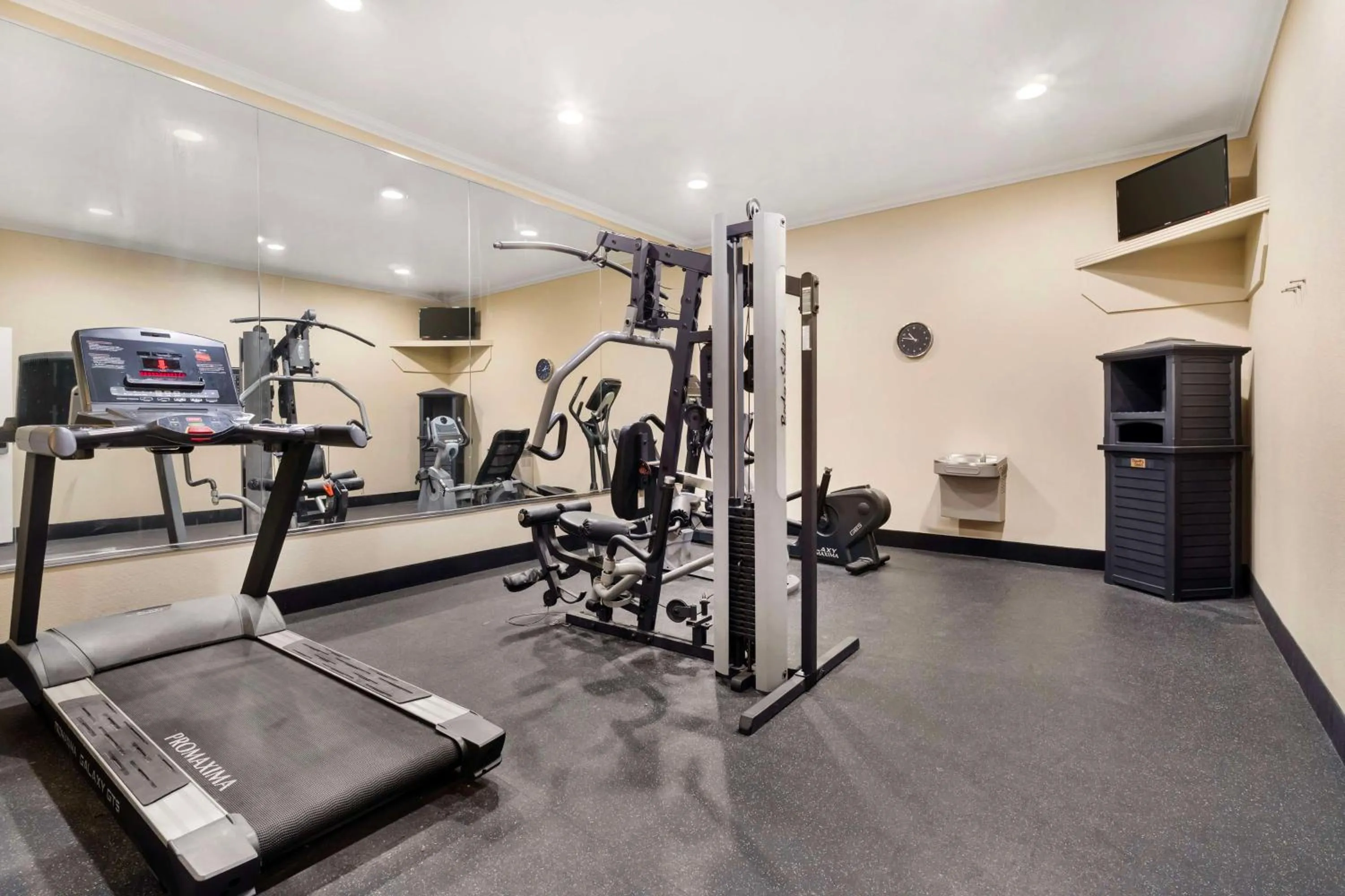 Fitness centre/facilities in Best Western Hebbronville Inn