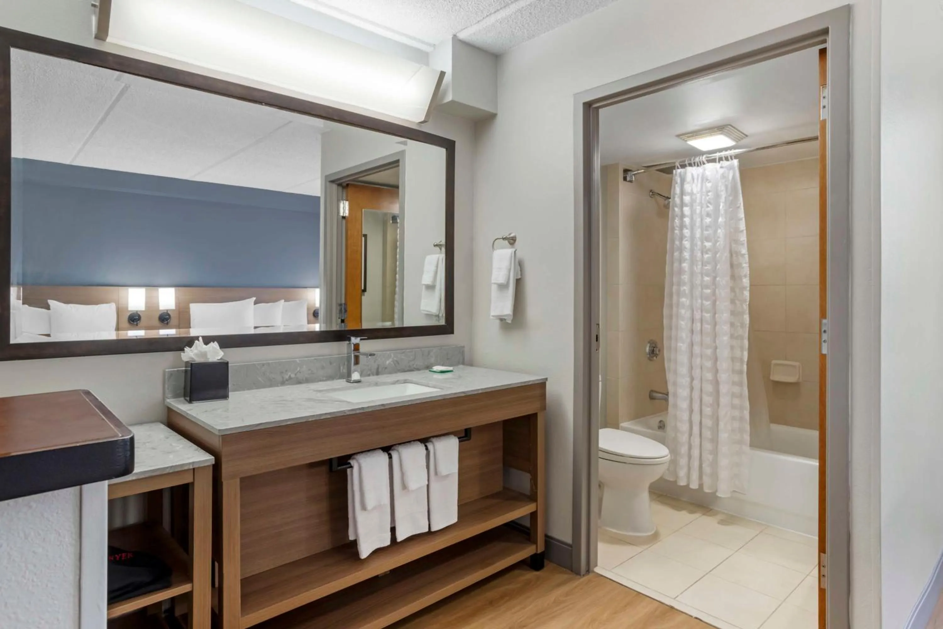 Bathroom, Bed in Hyatt Place Houston-North