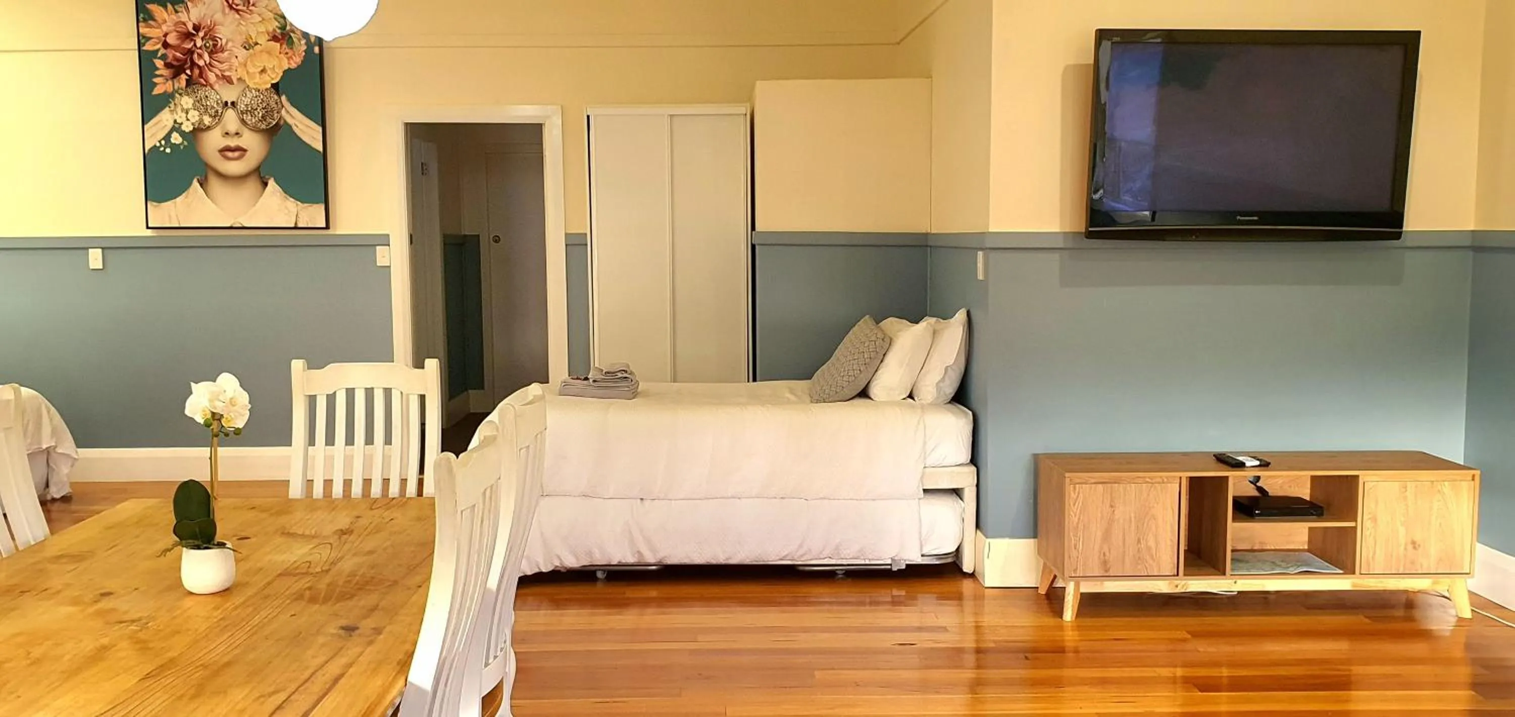 Living room, Bed in Coppers Hill Private Accommodation