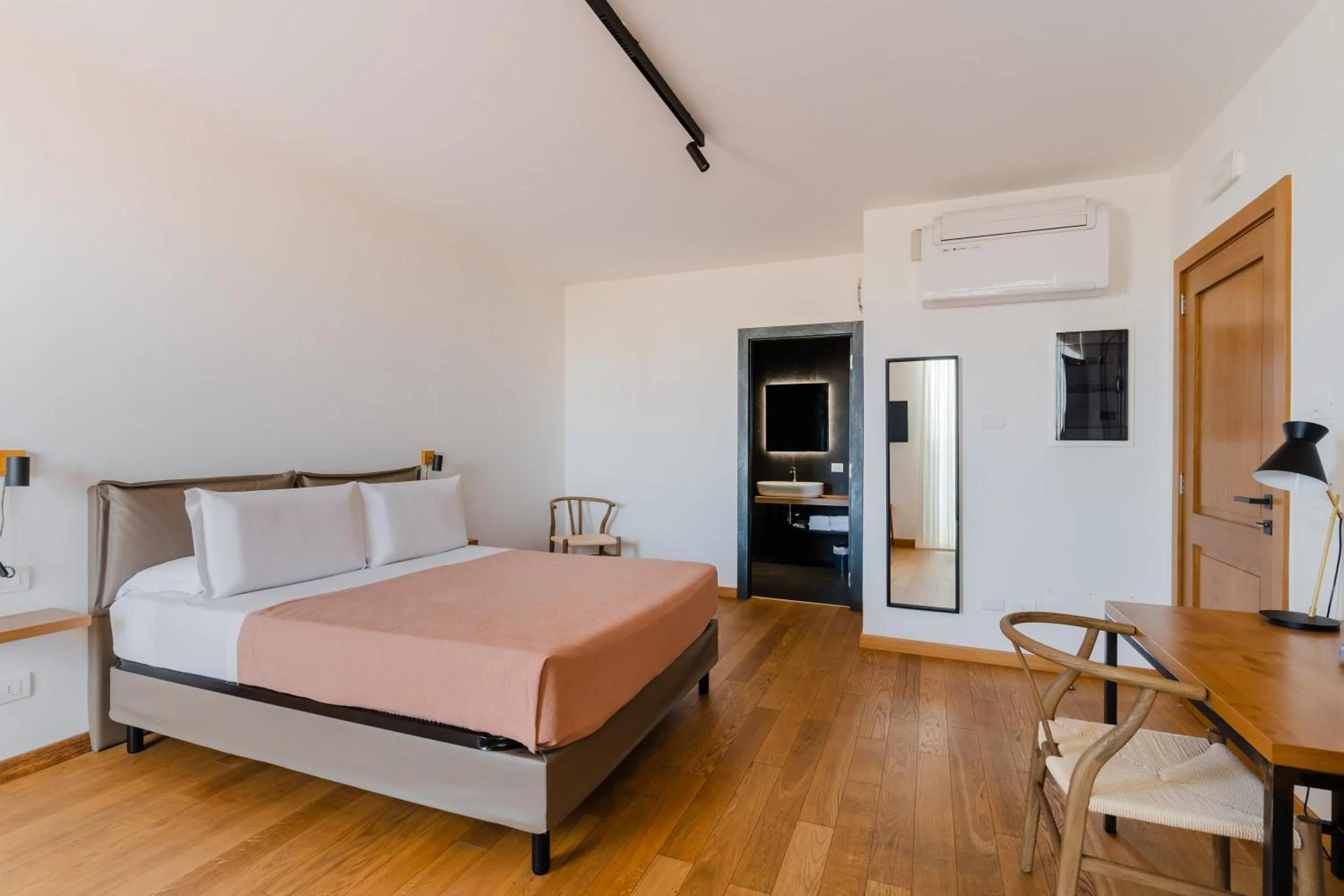 Bedroom, Bed in Glass House - Smart Rooms & Parking