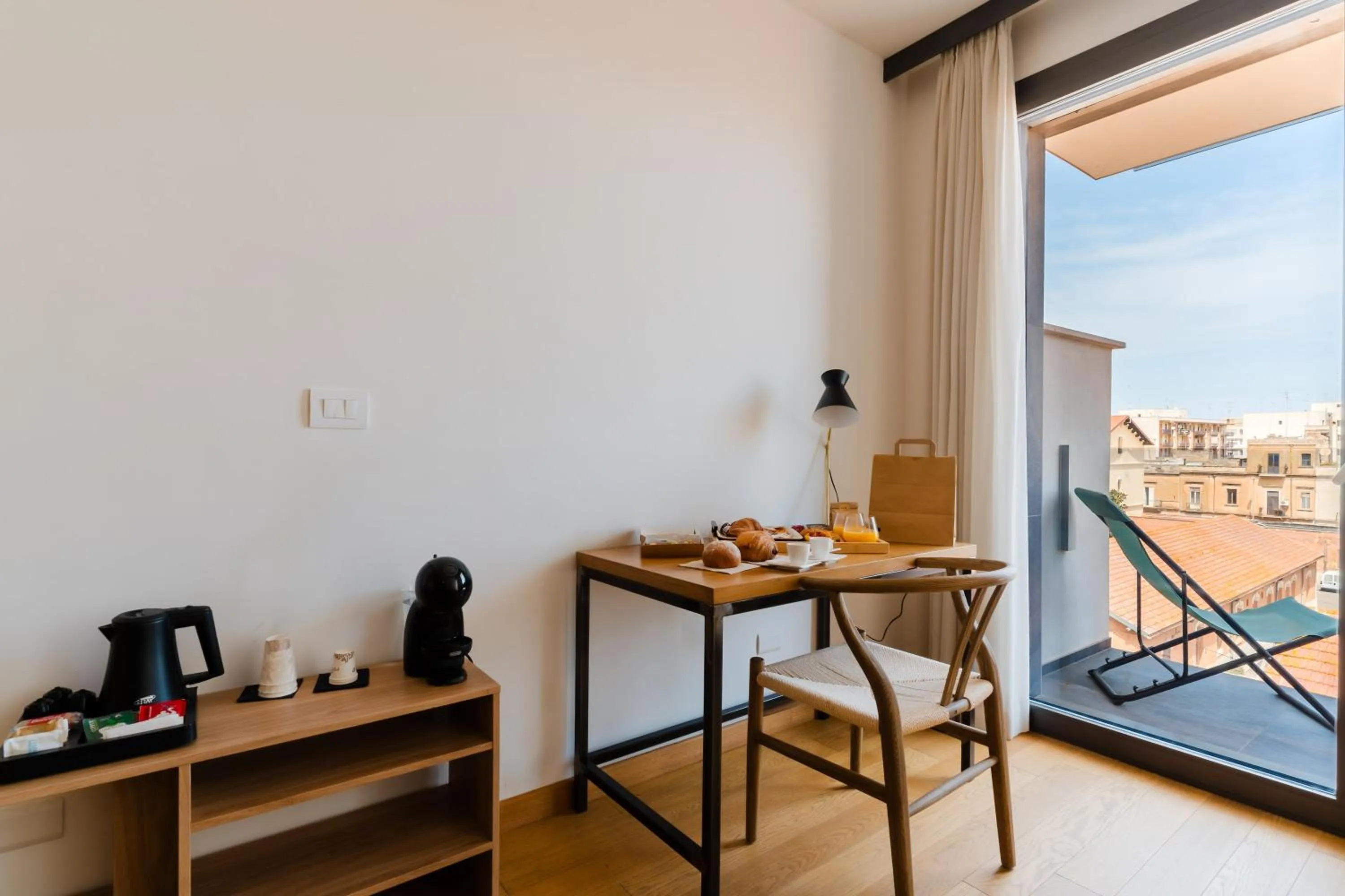 Breakfast in Glass House - Smart Rooms & Parking