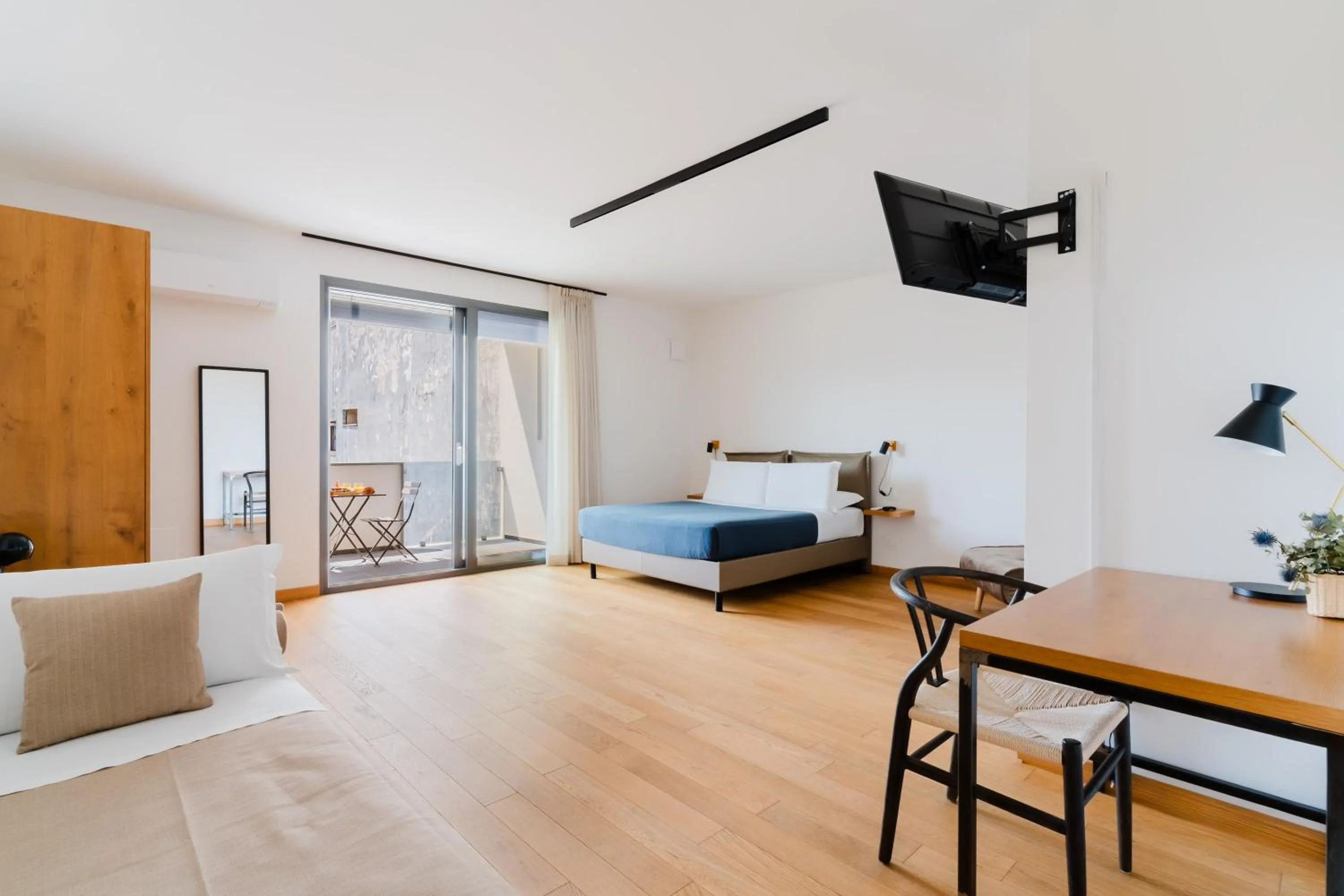 Photo of the whole room, Bed in Glass House - Smart Rooms & Parking