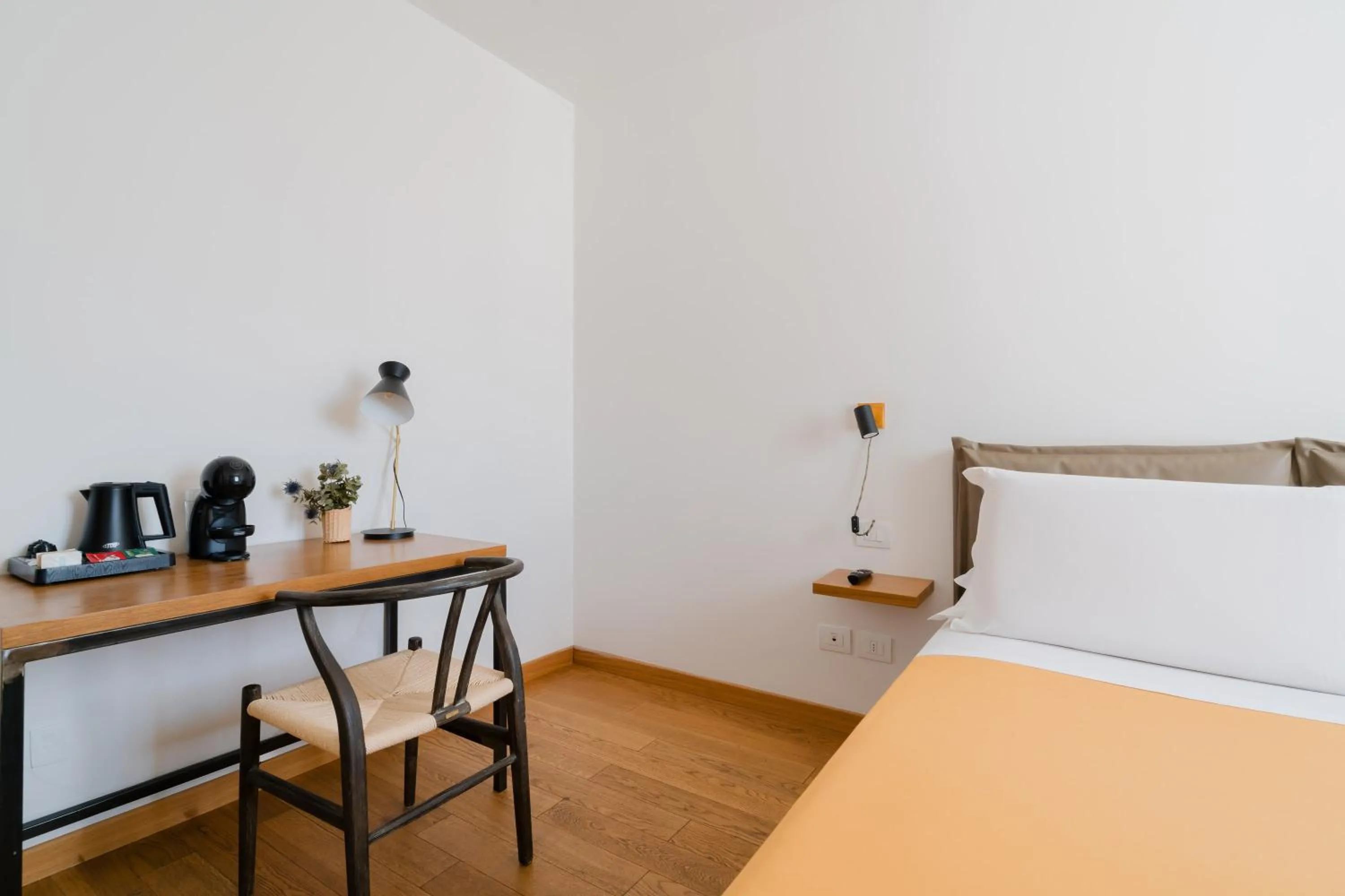 Bed in Glass House - Smart Rooms & Parking