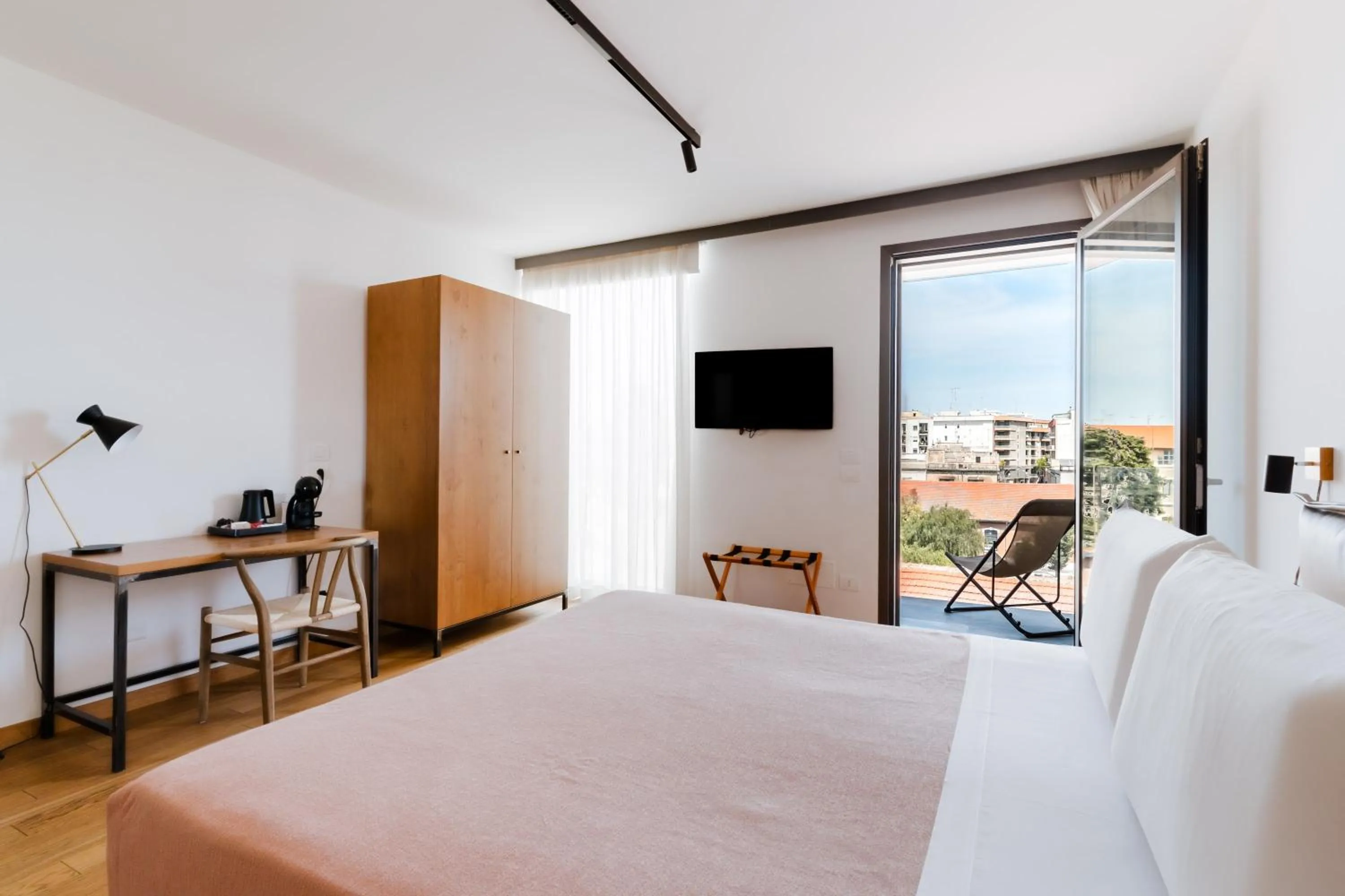 Bed in Glass House - Smart Rooms & Parking