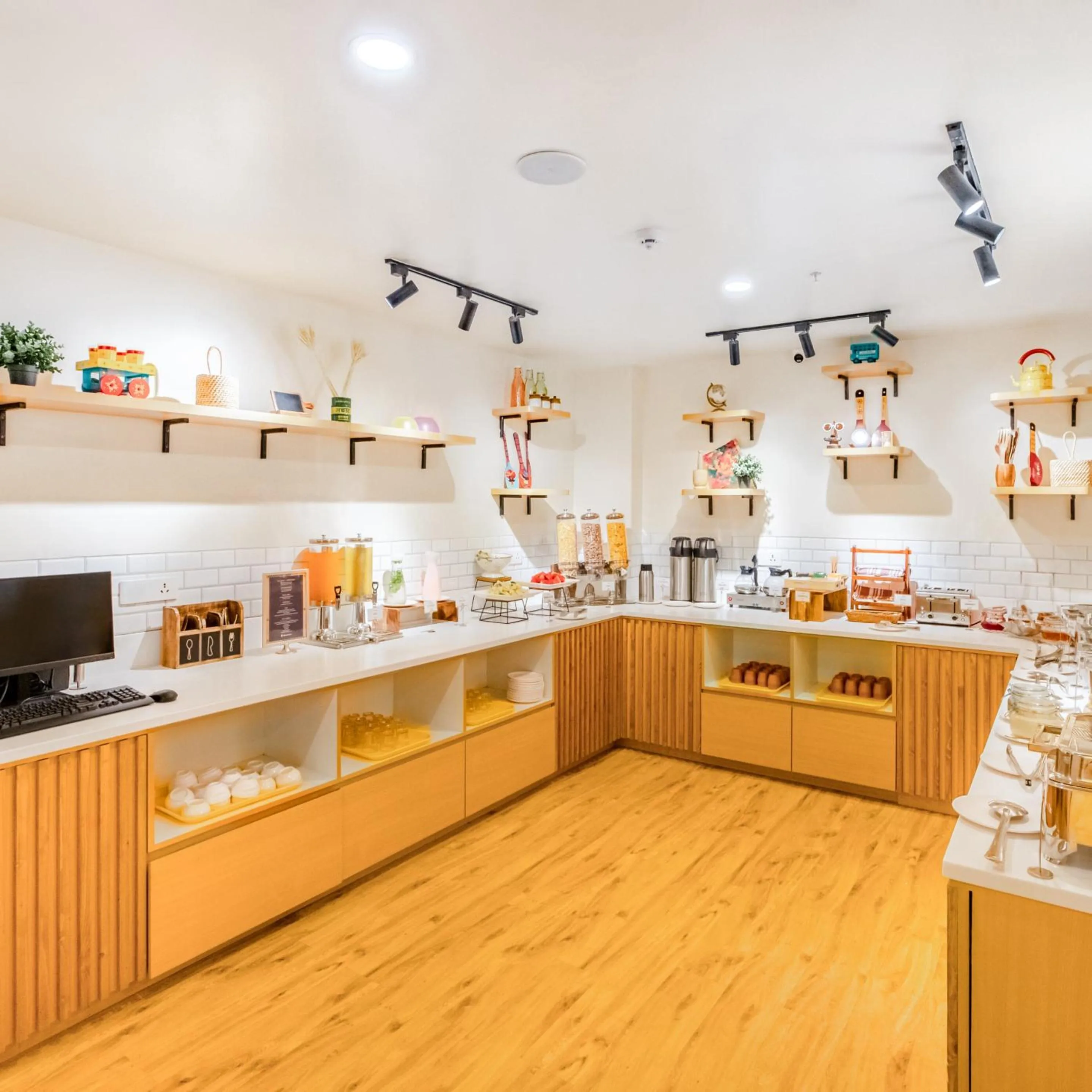 Restaurant/places to eat in Bloom Hotel - HSR Layout Sector 6