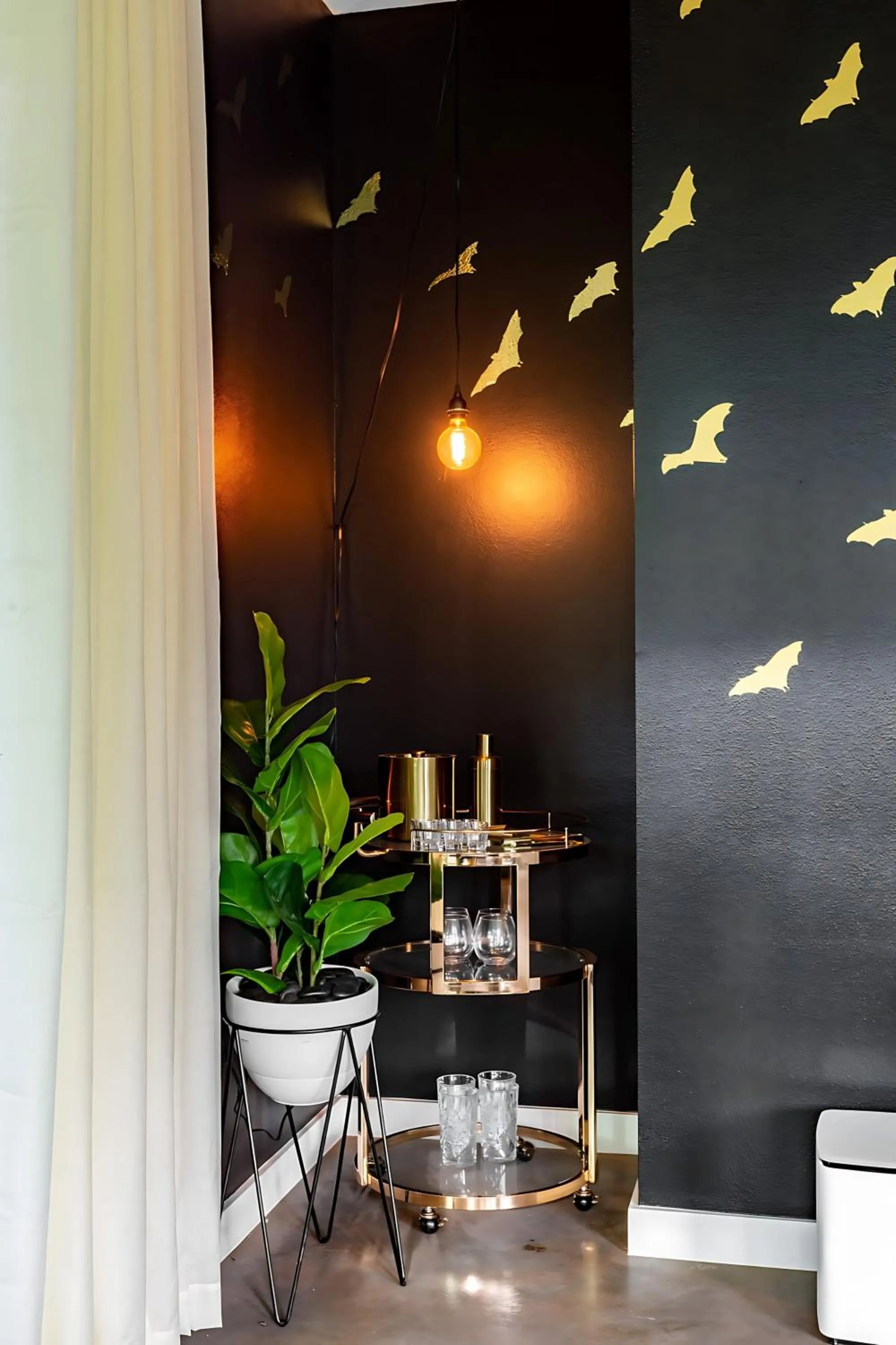 Living room in King Kasa 6BR Retreat - 6 walk min to Rainey St